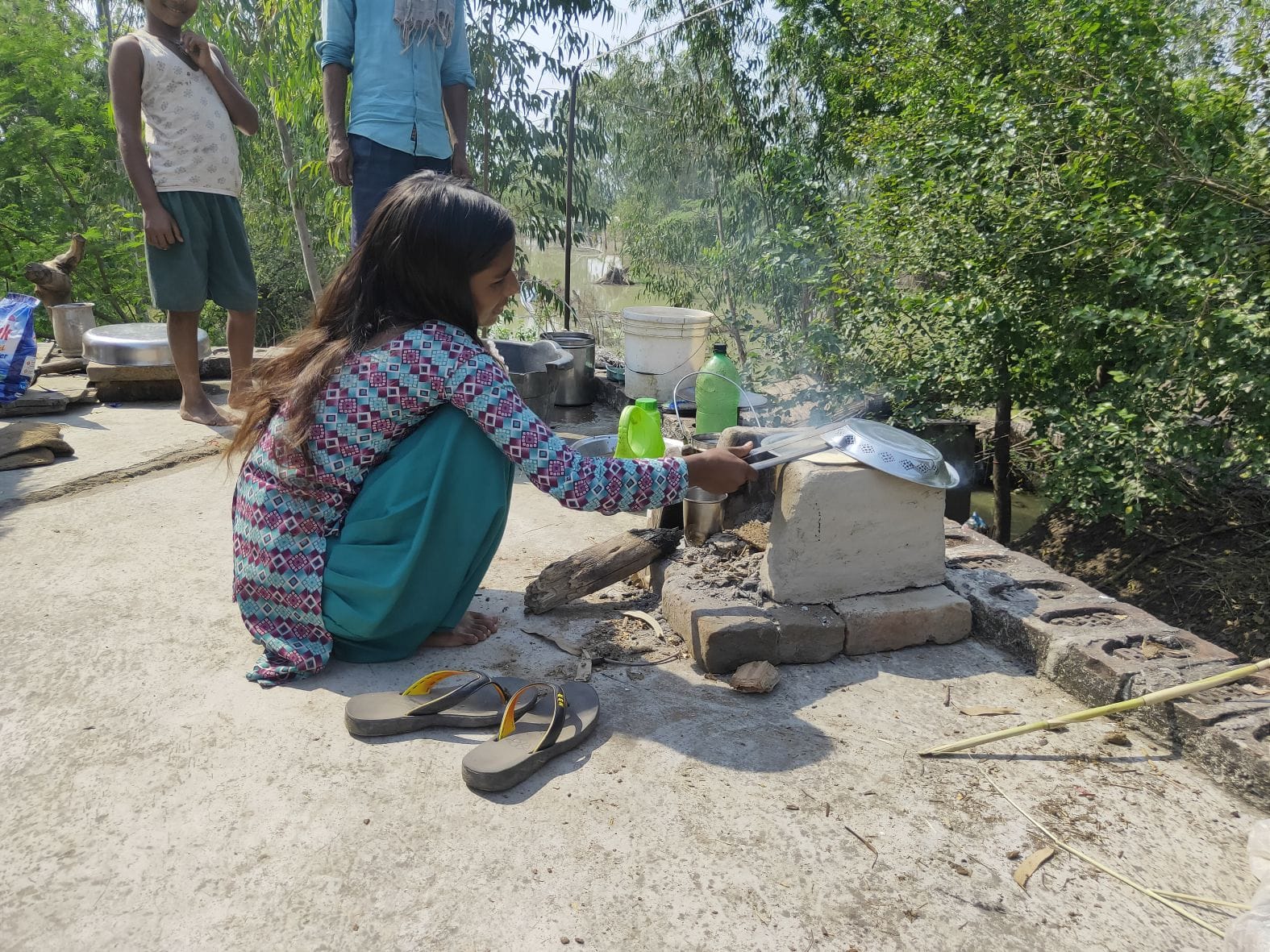 गांव पट्टी भरखा में गंगा की बाढ़ का पानी घरों में भरने से छत पर रखे चूल्हे पर दूध गर्म करती युवती। ? गांव पट्टी भरखा में गंगा की बाढ़ का पानी घरों में भरने से छत पर रखे चूल्हे पर दूध गर्म करती युवती। ?
