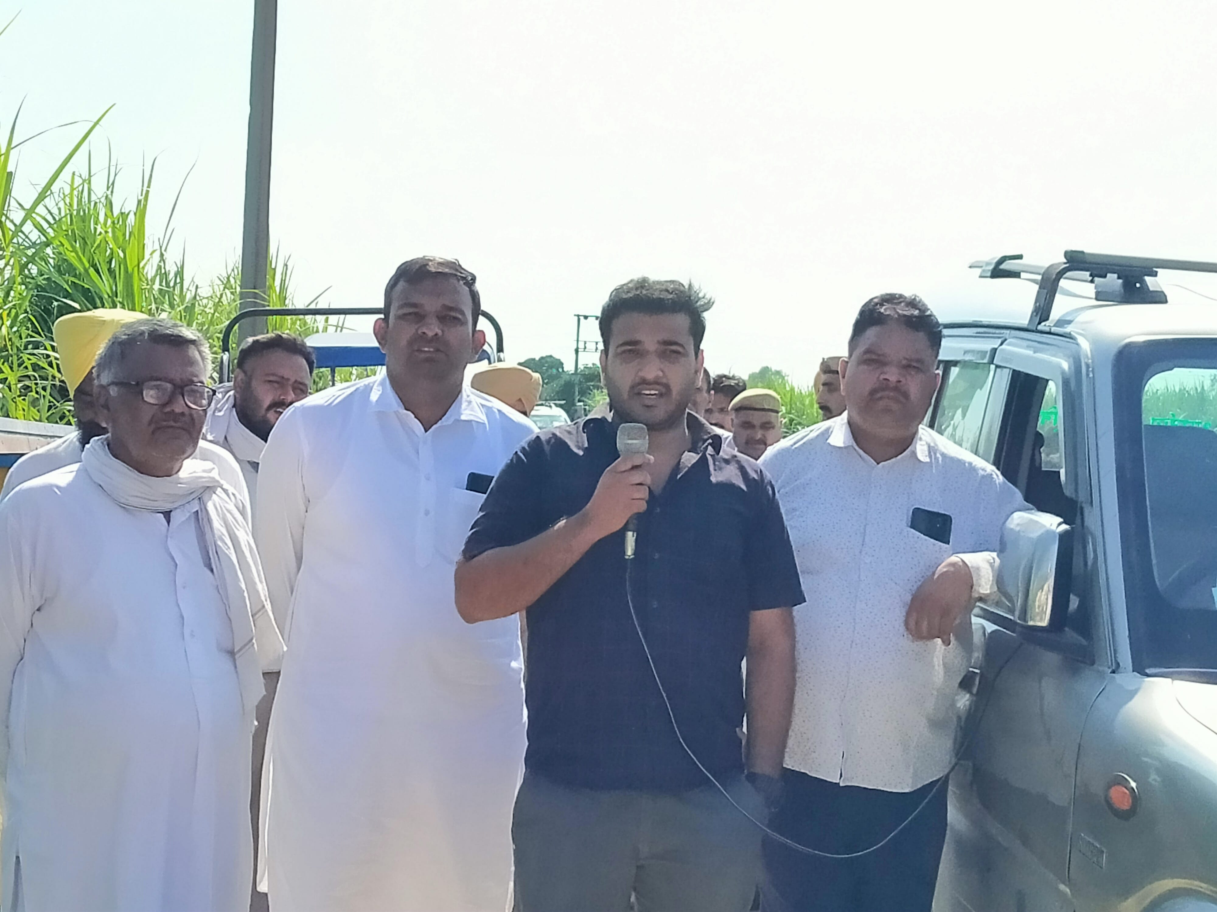 बिजली निगम की टीम को बंधक बनाने पर किसानों से बात करते अधिकारी। संवाद बिजली निगम की टीम को बंधक बनाने पर किसानों से बात करते अधिकारी। संवाद