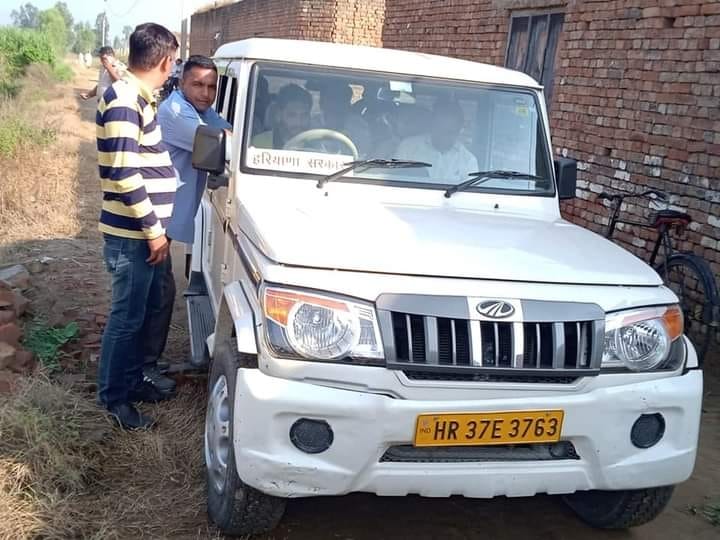 बिजली निगम के कर्मचारियों को छुड़वाने के लिए पहुंचे अधिकारी। संवाद बिजली निगम के कर्मचारियों को छुड़वाने के लिए पहुंचे अधिकारी। संवाद