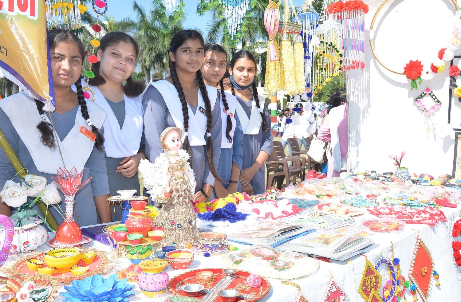 डीएवी कालेज में कला प्रदर्शनी में  प्रतिभाग करती छात्राएं।