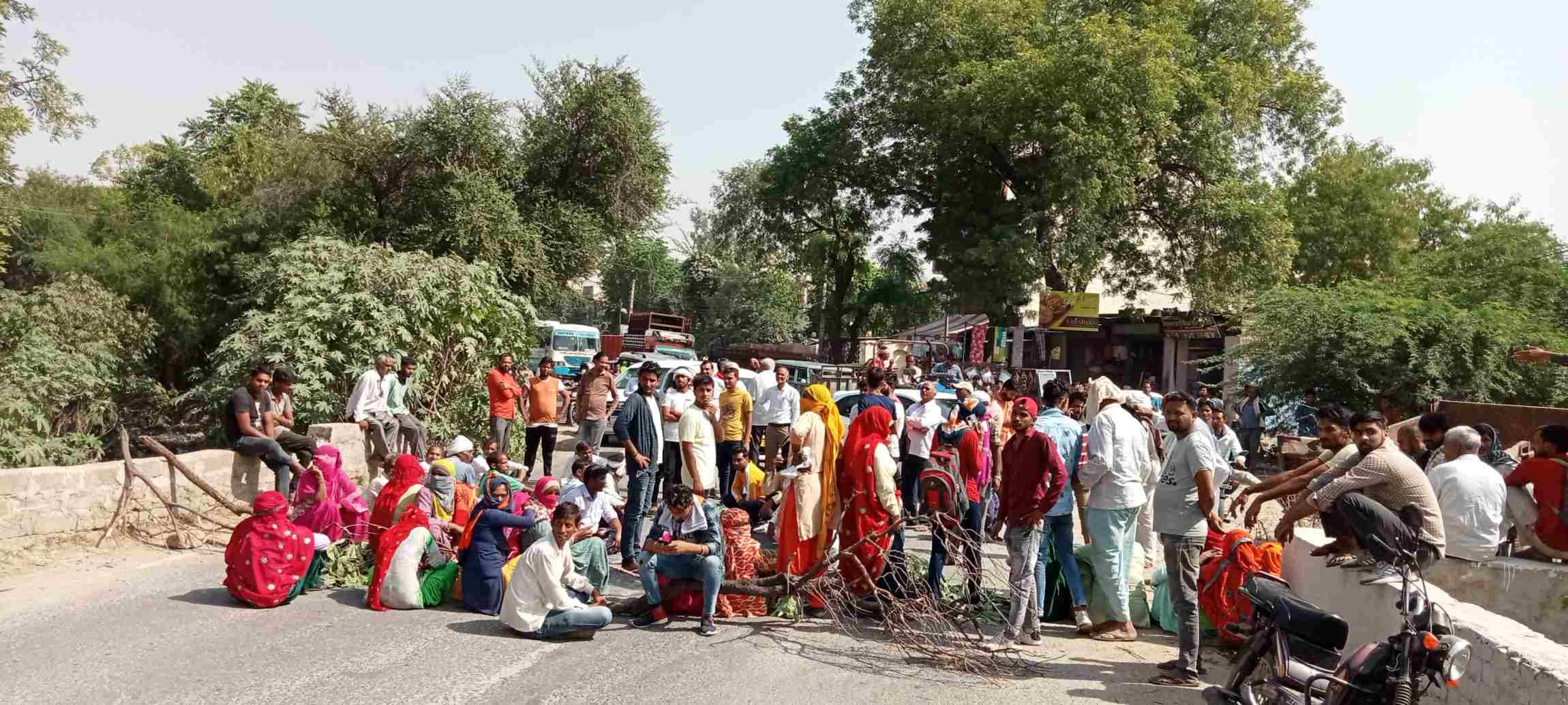 डीएपी खाद को लेकर नारनौल रेवाड़ी सड़क मार्ग पर जाम लगाकर बैठे किसान। डीएपी खाद को लेकर नारनौल रेवाड़ी सड़क मार्ग पर जाम लगाकर बैठे किसान।