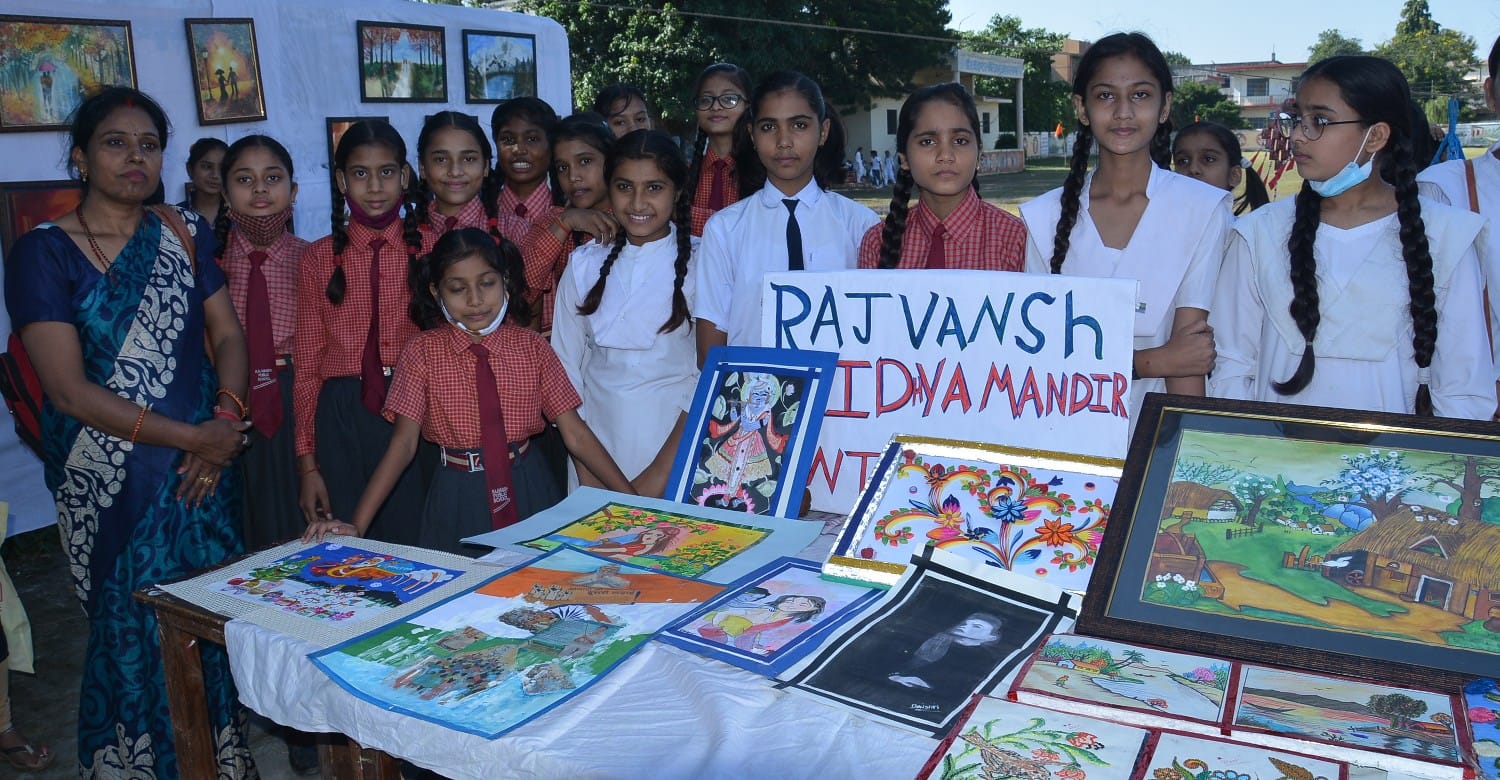 डीएवी कालेज में कला प्रदर्शनी में  प्रतिभाग करते विद्वार्थी।