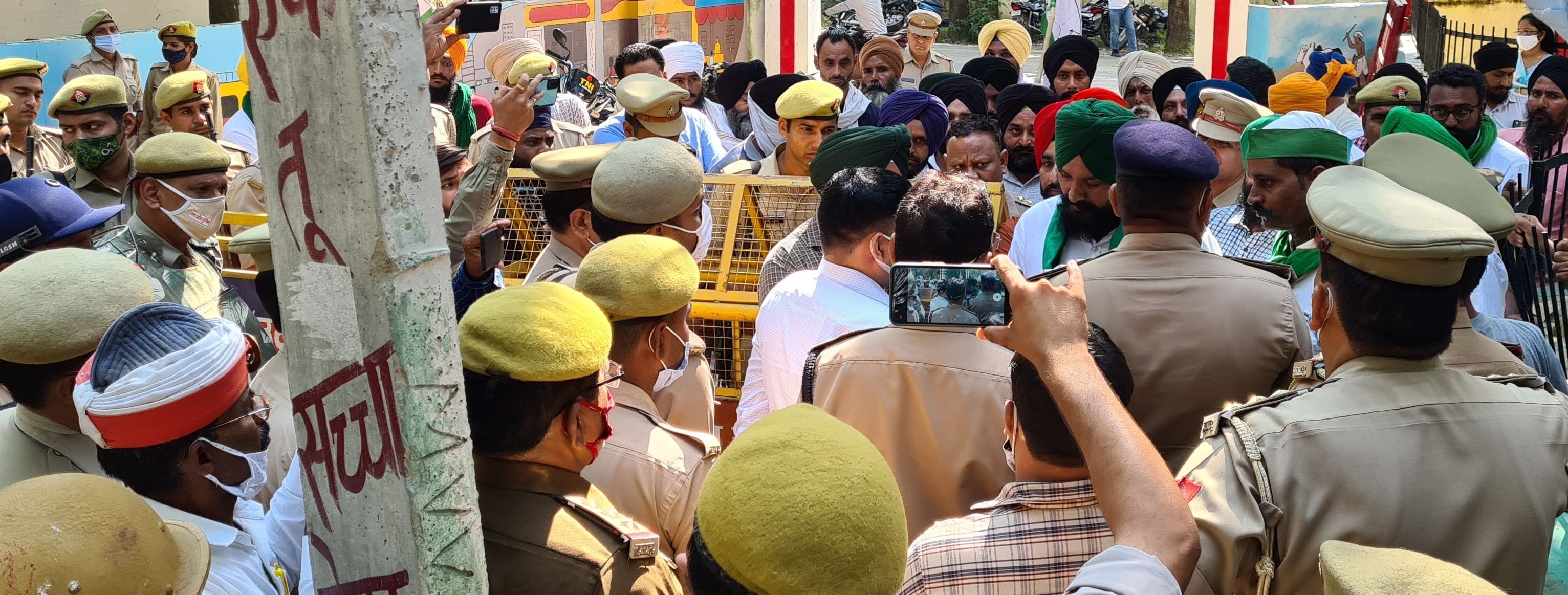 डीएम कार्यालय की ओर किसानों को जाने से रोकती पुलिस। डीएम कार्यालय की ओर किसानों को जाने से रोकती पुलिस।