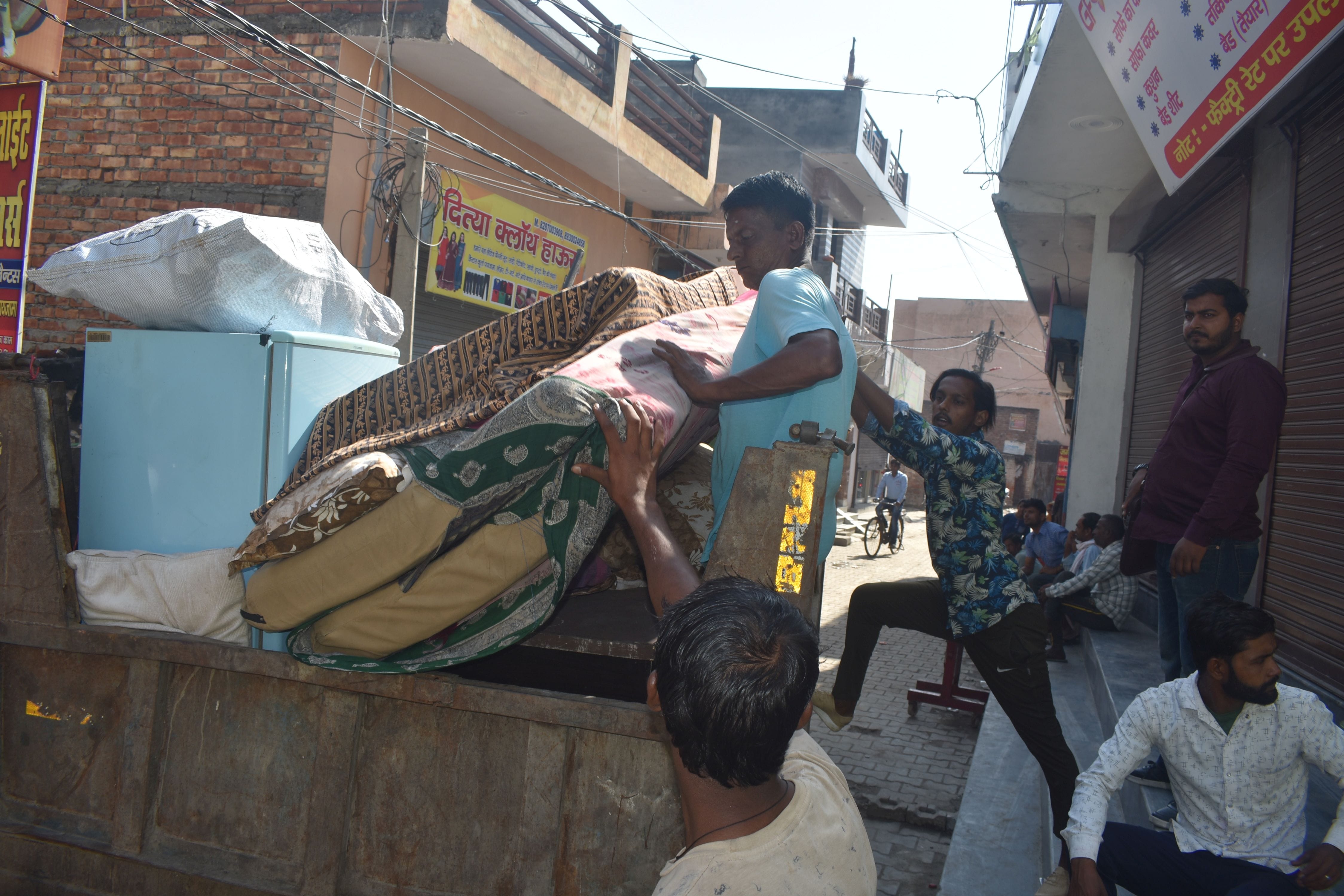 पानीपत। टैक्टर में समान रखते हुए लोग। पानीपत। टैक्टर में समान रखते हुए लोग।
