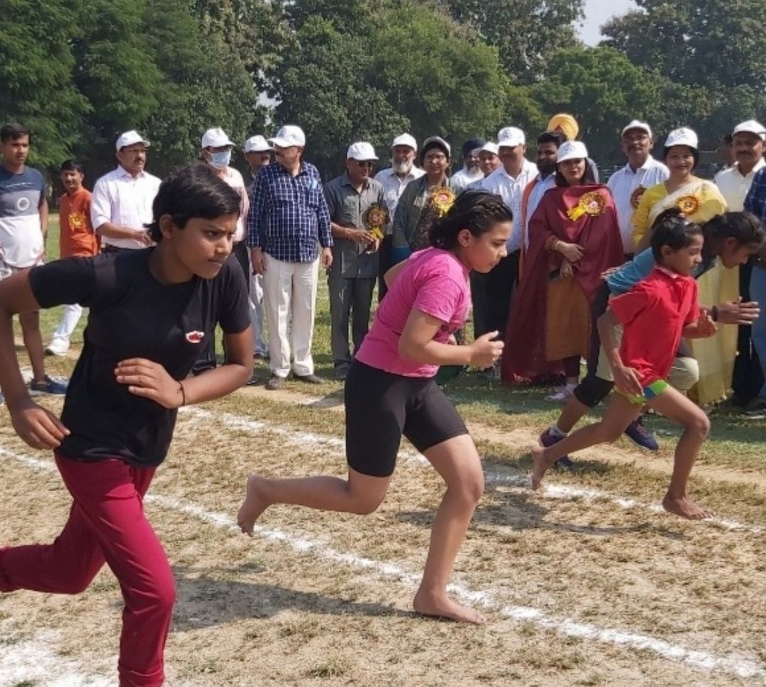 काशीपुर खेल स्टेडियम में 1500 मीटर दौड़ में हिस्सा लेते खिलाड़ी। काशीपुर खेल स्टेडियम में 1500 मीटर दौड़ में हिस्सा लेते खिलाड़ी।