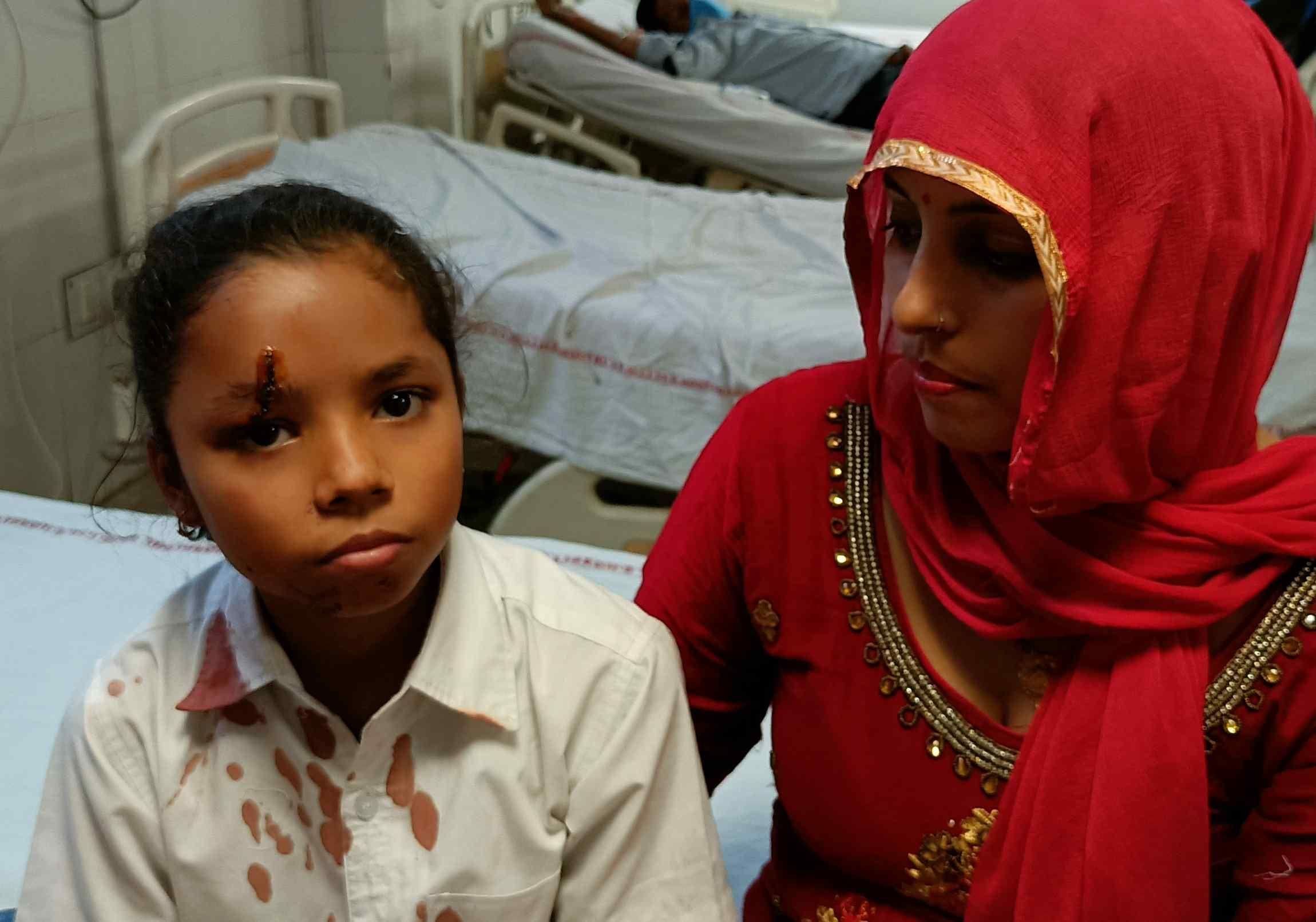 ट्रॉमा सेंटर में भर्ती घायल किरन अपनी मां के साथ। अमर उजाला ट्रॉमा सेंटर में भर्ती घायल किरन अपनी मां के साथ। अमर उजाला