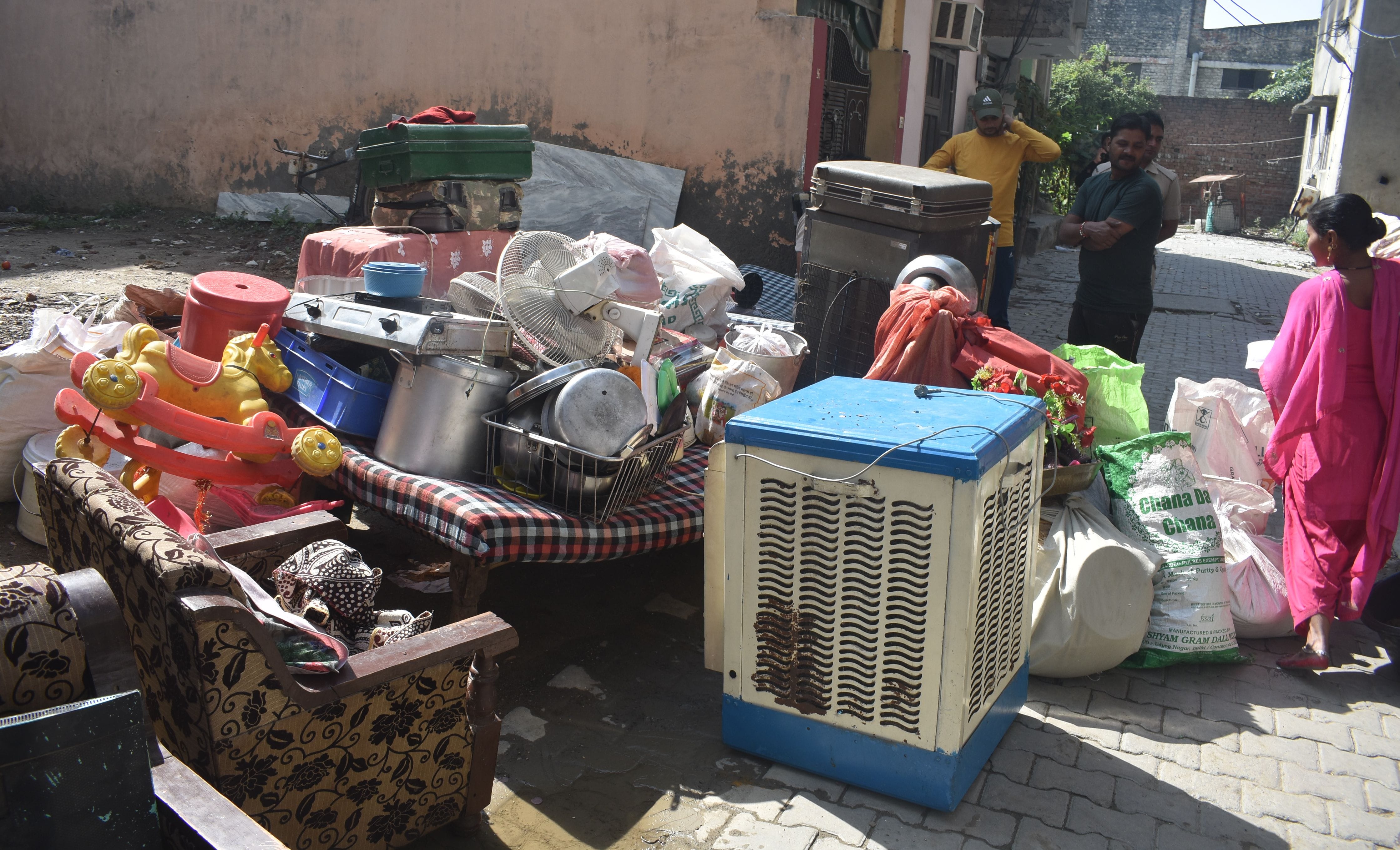 पानीपत। घर से समान निकालने के बाद बाहर गली में सड़क पर रखा हुआ समान। पानीपत। घर से समान निकालने के बाद बाहर गली में सड़क पर रखा हुआ समान।