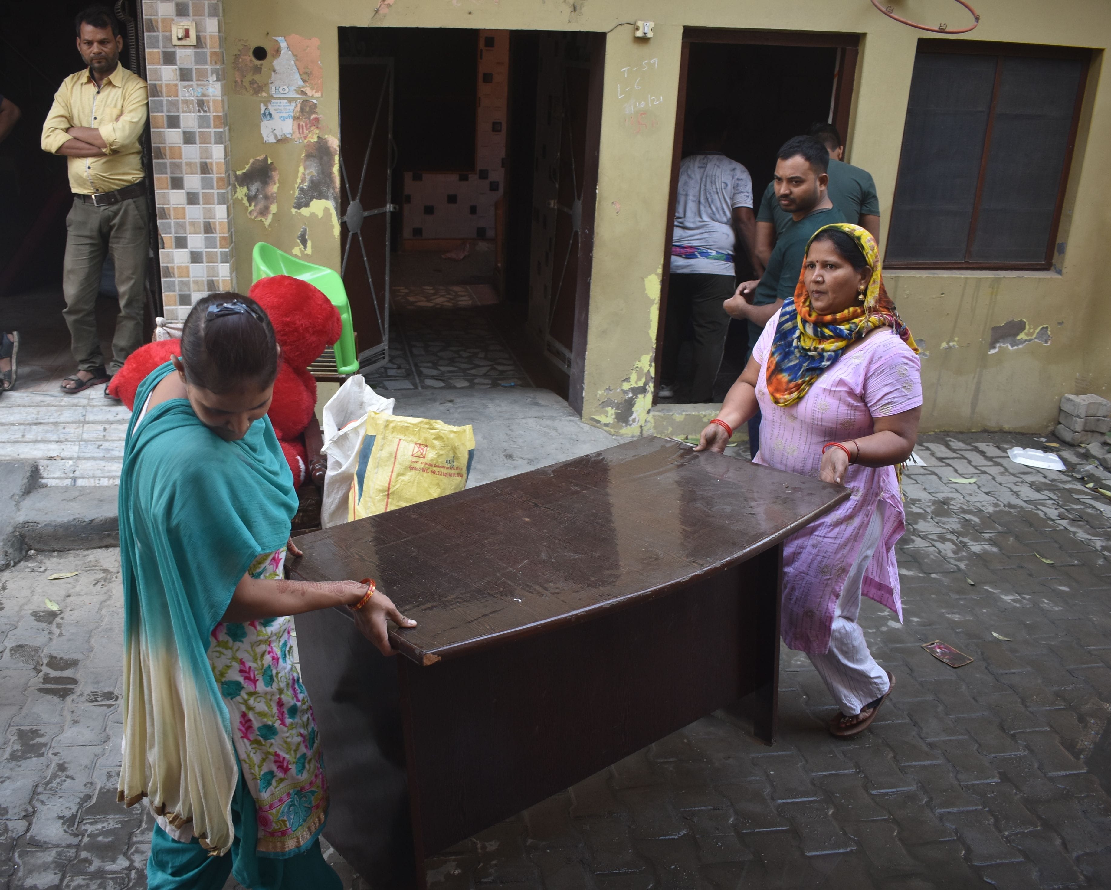 पानीपत। घर से समान निकालकर बाहर रखती हुई महिलाएं। पानीपत। घर से समान निकालकर बाहर रखती हुई महिलाएं।