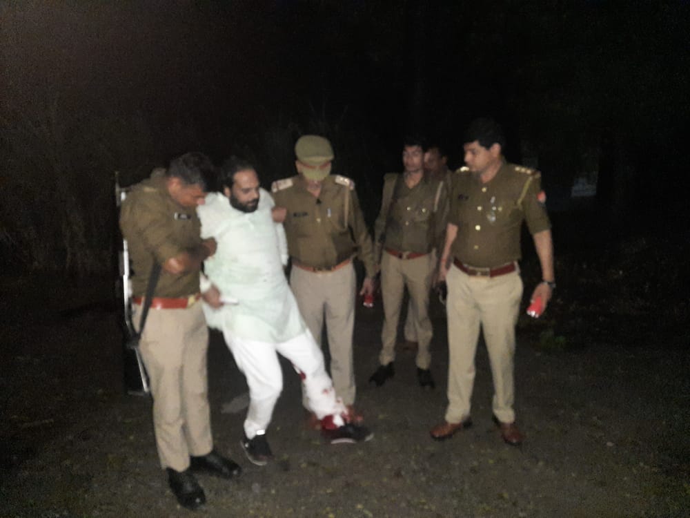 जानसठ में मुठभेड़ में घायल बदमाश को ले जाती पुलिस