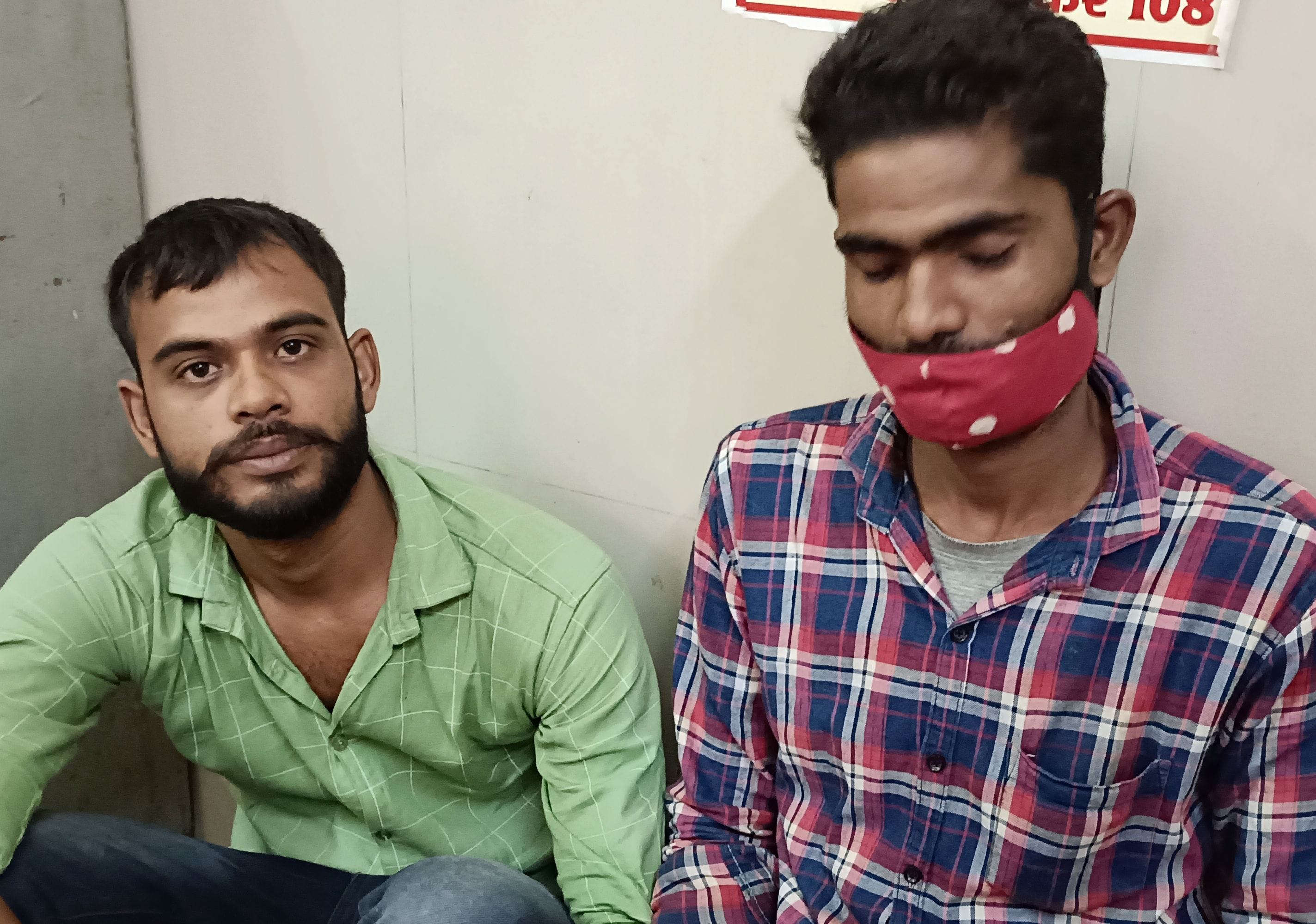 नकली नोंटो के साथ पकड़े गए आरोपी चेतन शर्मा व इसरार अहमद। संवाद नकली नोंटो के साथ पकड़े गए आरोपी चेतन शर्मा व इसरार अहमद। संवाद