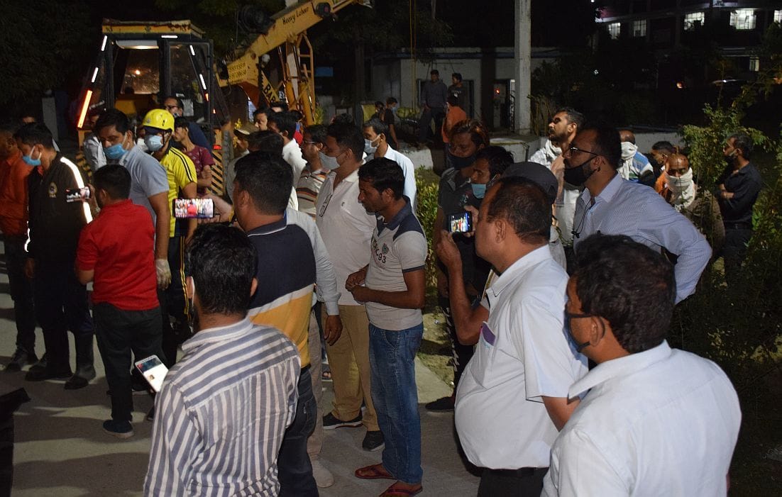 रुद्रपुर सिडकुल के सीईटीपी प्लांट में घटना के बाद लगी भीड़।