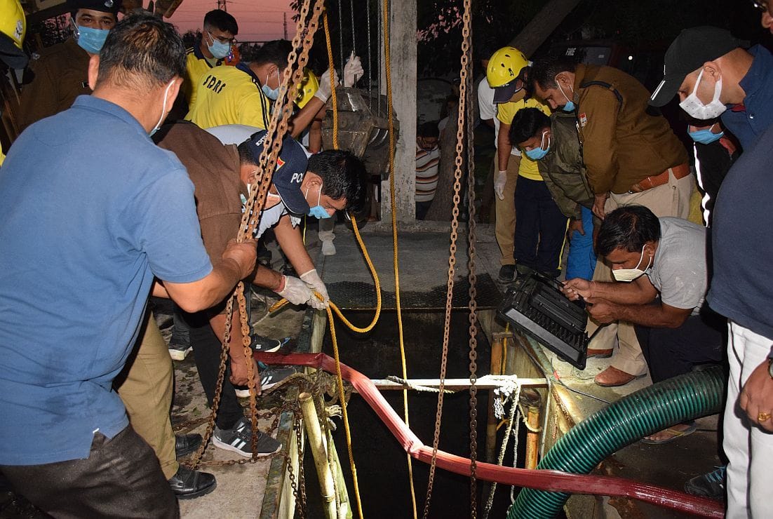 रुद्रपुर सिडकुल में सीईटीपी के स्टोरेज टैंक से शवों को निकालते एनडीआरएफ व पुलिस के जवान।
