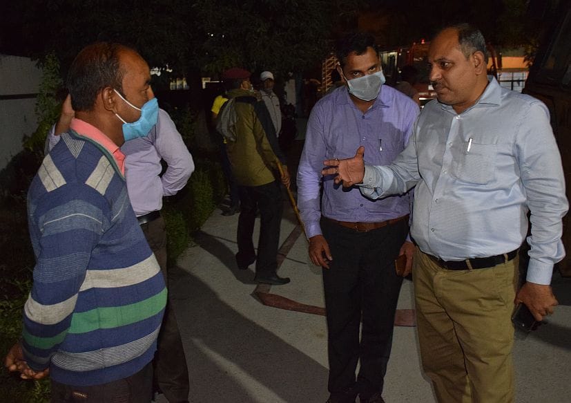 रुद्रपुर सिडकुल के सीईटीपी प्लांट में घटना की जानकारी लेते एडीएम।