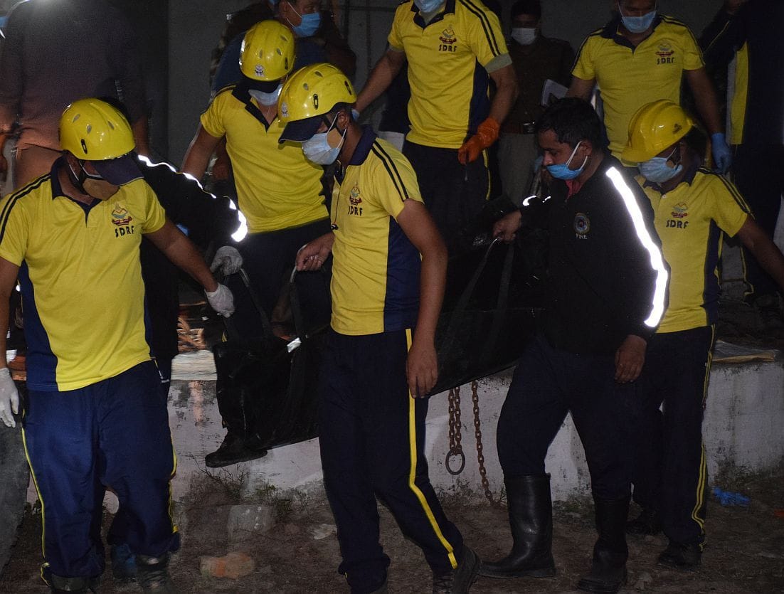 रुद्रपुर सिडकुल के सीईटीपी प्लांट के स्टोरेज टैंक से शवों को निकालकर ले जाते एनडीआरएफ के जवान।