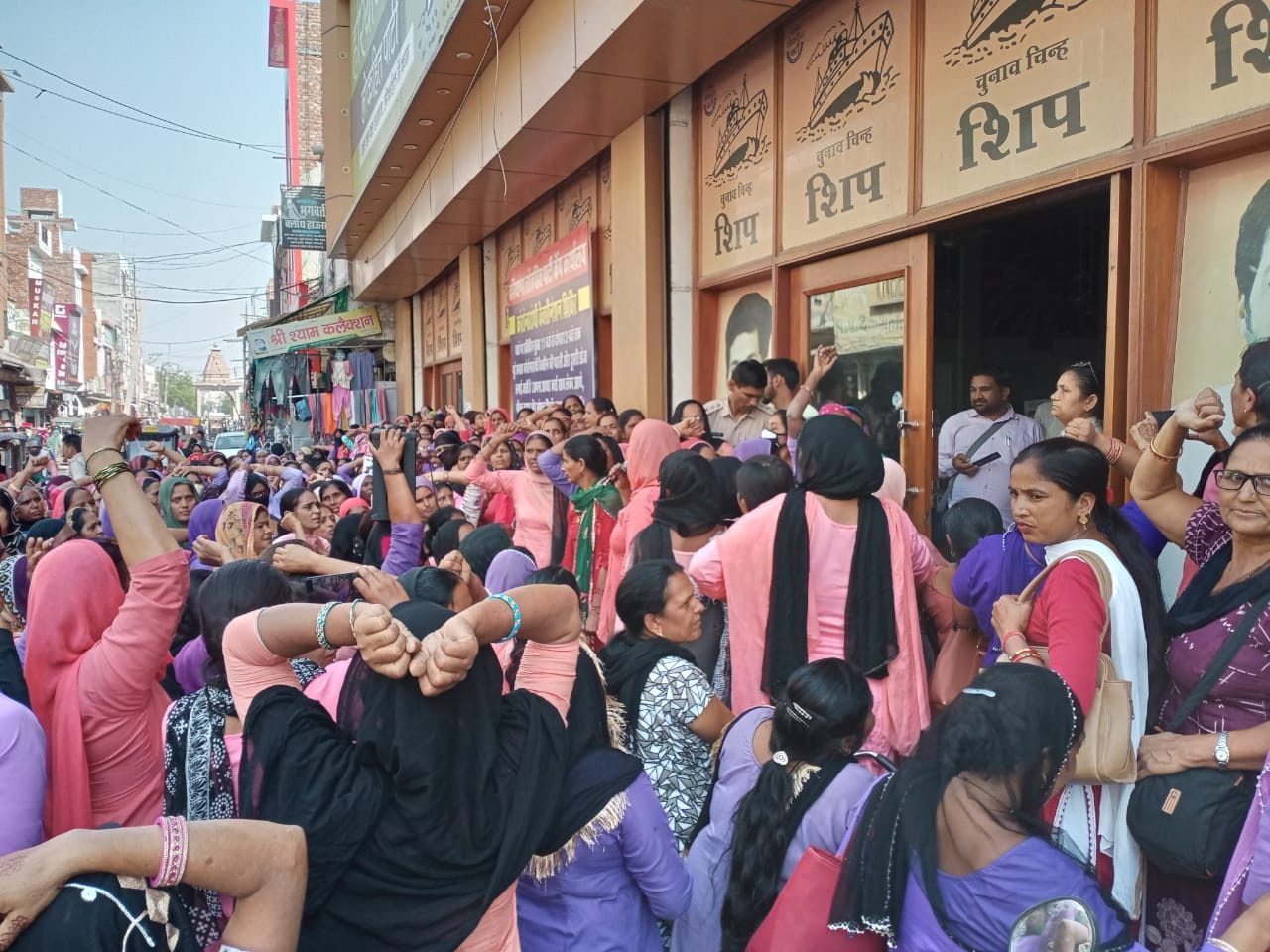 हलोपा कार्यालय का घेराव करती आंगनवाड़ी और हेल्पर्स हलोपा कार्यालय का घेराव करती आंगनवाड़ी और हेल्पर्स