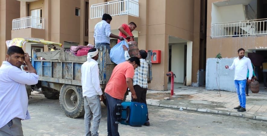 पानीपत। फ्लैट में पहुंचे लोगों का समान उतारते हुए । पानीपत। फ्लैट में पहुंचे लोगों का समान उतारते हुए ।