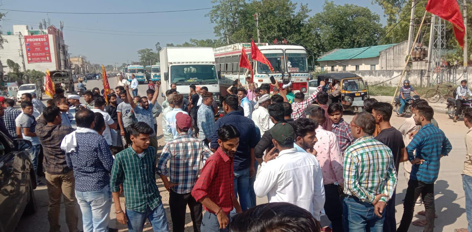 हिंदू देवी देवताओं पर अभ्रद टिप्पणी के विरोध में अंबाला जगाधरी नेशनल हाइवे पर जाम लगाते लोग। हिंदू देवी देवताओं पर अभ्रद टिप्पणी के विरोध में अंबाला जगाधरी नेशनल हाइवे पर जाम लगाते लोग।