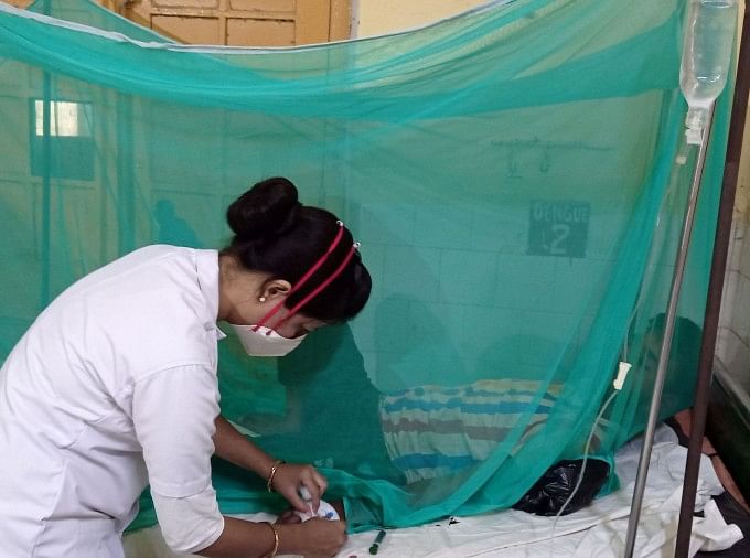 सीतापुर में जिला अस्पताल के डेंगू वार्ड में भर्ती मरीज का इलाज करती नर्स। - संवाद
