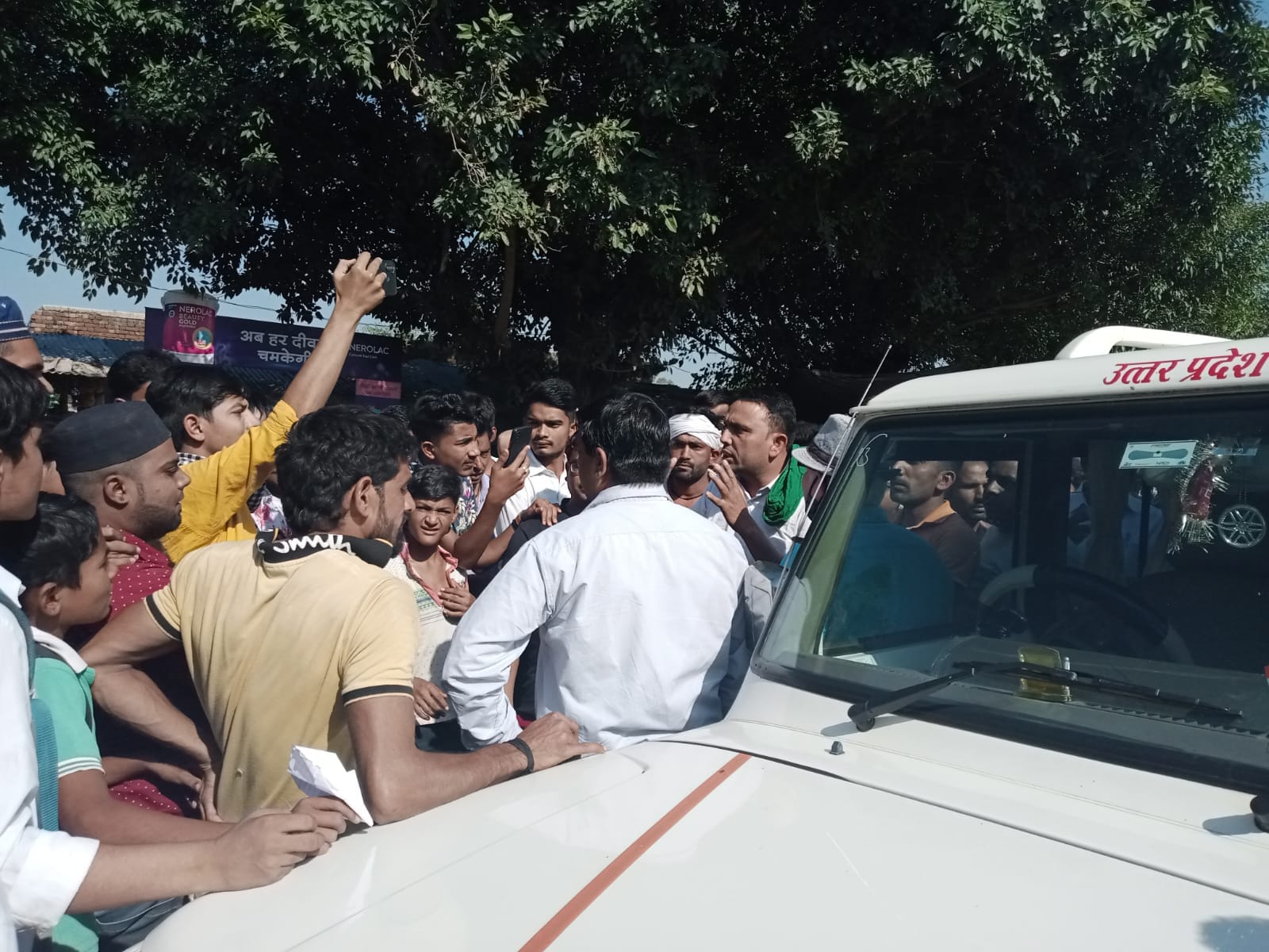 कुआखेड़ा में खाद्य विभाग की टीम को घेरे भाकियू कार्यकर्ता व ग्रामीण। संवाद कुआखेड़ा में खाद्य विभाग की टीम को घेरे भाकियू कार्यकर्ता व ग्रामीण। संवाद