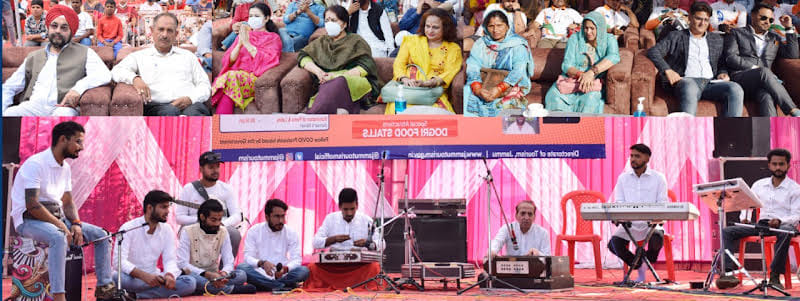 मानसर में आइकॉनिक वीक फेस्टिवल में प्रस्तुति देते कलाकार, मौजूद दर्शक