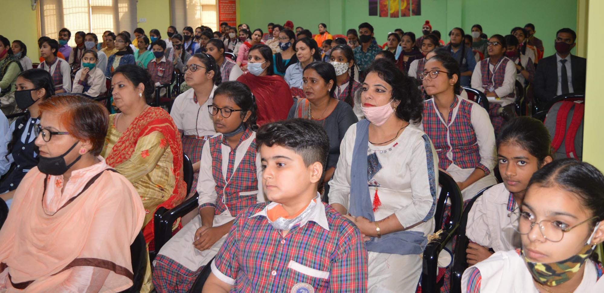 अंबाला शहर स्थित पुलिस डीएवी पब्लिक स्कूल में आयोजित कविता वाचन प्रतियोगिता के दौरान मौजूद छात्