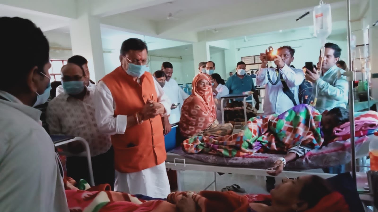 खटीमा में नागरिक अस्पताल में भर्ती मरीजों को देखते सीएम धामी।