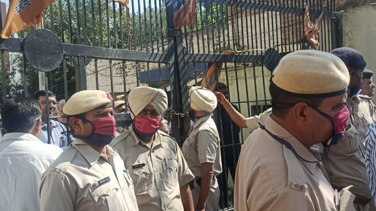 गृहमंत्री अनिल विज के निवास स्थान पर मौजूद पुलिस बल। गृहमंत्री अनिल विज के निवास स्थान पर मौजूद पुलिस बल।