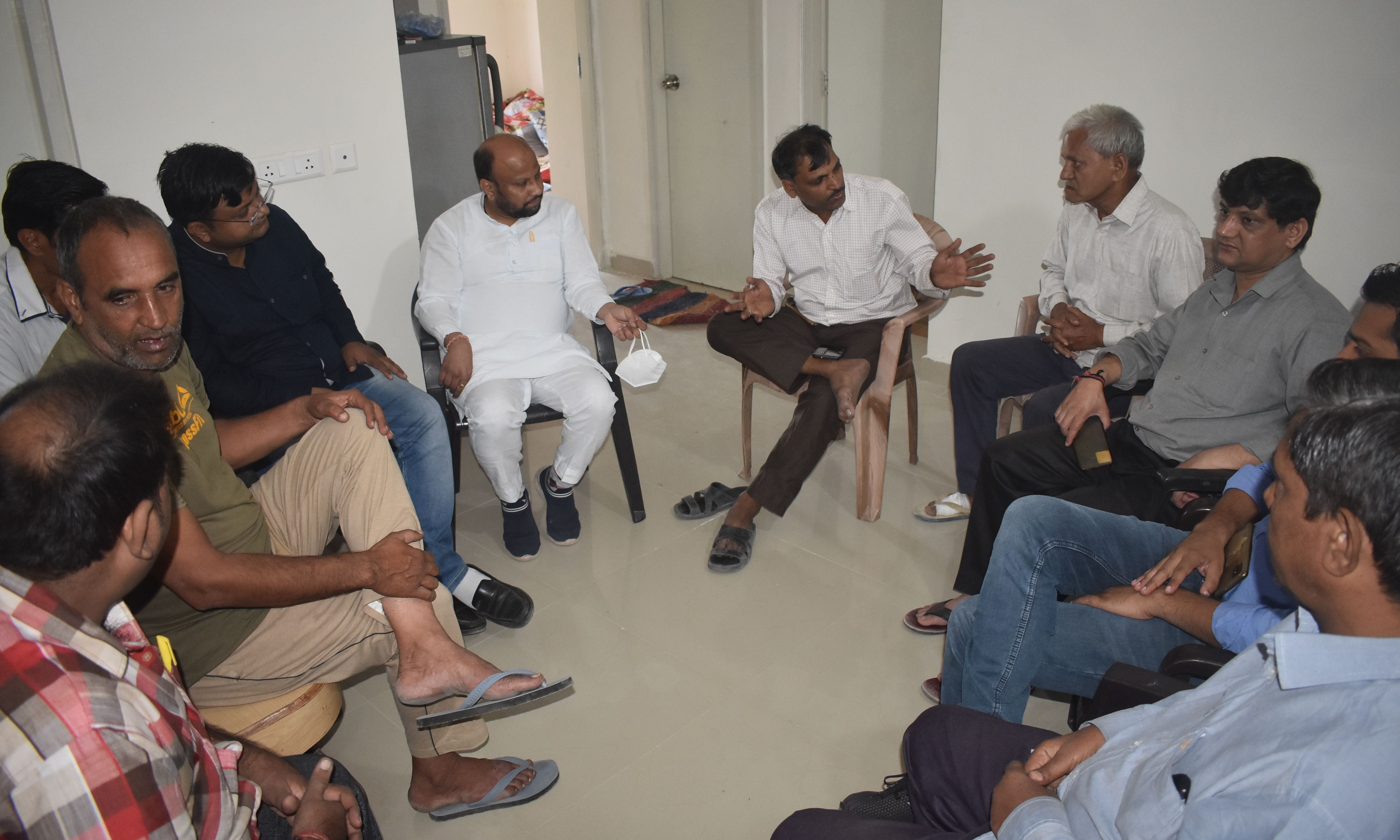 पानीपत। कुरुक्षेत्र से पहुंचे अग्रवाल समाज के लोग फ्लैट में लोगों से बातचीत करते हुए।