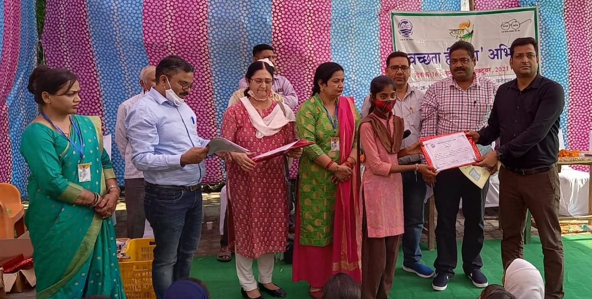 बच्चों को पुरस्कृत करते अतिथि बच्चों को पुरस्कृत करते अतिथि