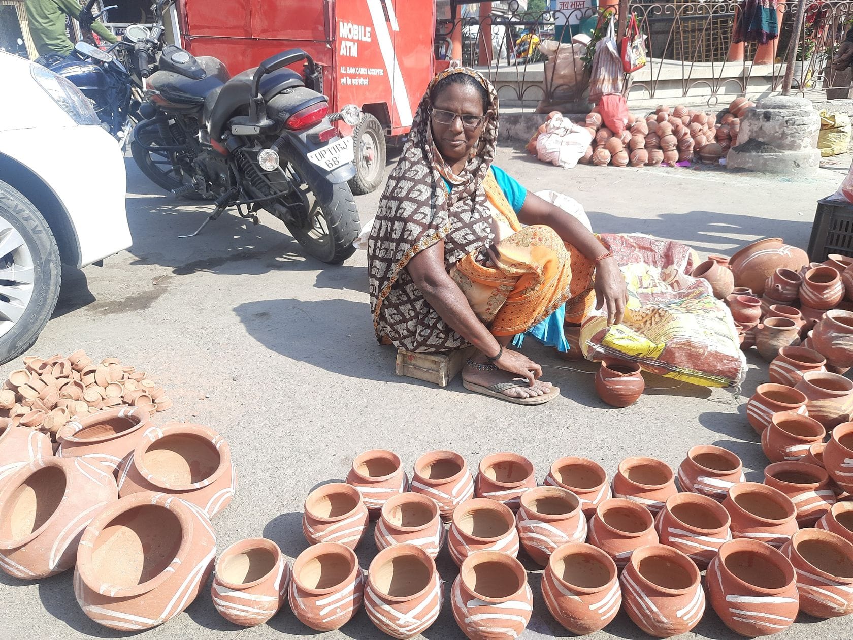 - भगत सिंह चौक के निकट दीये और मिट्टी के बर्तन बेचती बबली देवी