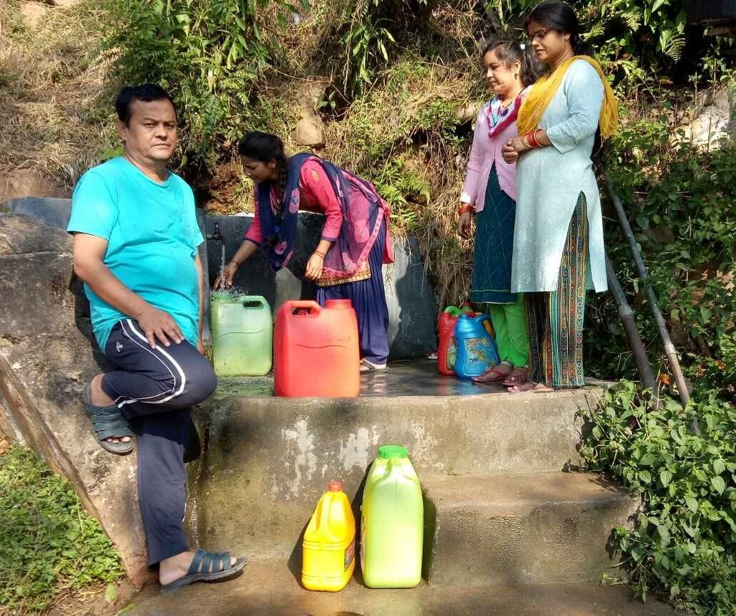 बागेश्वर के नारायणदयो गधेरे में बने स्टेंड पोस्ट से पानी भरे मजियाखेत के लोग। संवाद न्यूज एजेंस?