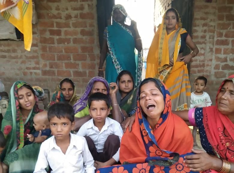 बच्चे की मौत पर बिलखती मां शिमला व अन्य परिजन। संवाद बच्चे की मौत पर बिलखती मां शिमला व अन्य परिजन। संवाद