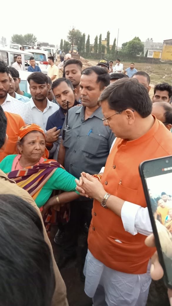 खटीमा में सितारगंज रोड़ पर बाइपास निर्माण कार्य के पास सीएम धामी को आर्शीवाद देती वृद्घ महिला।