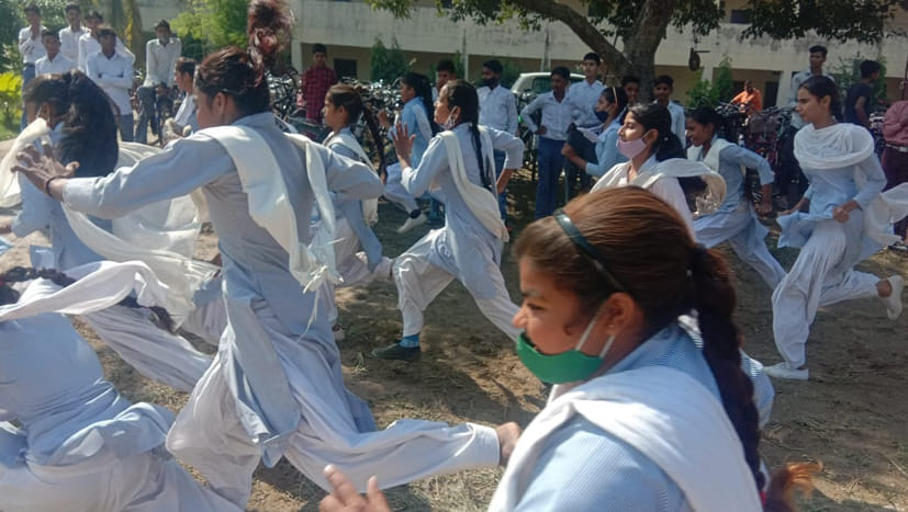 दौड़ स्पर्द्धा में प्रतिभाग करती बालिकाएं