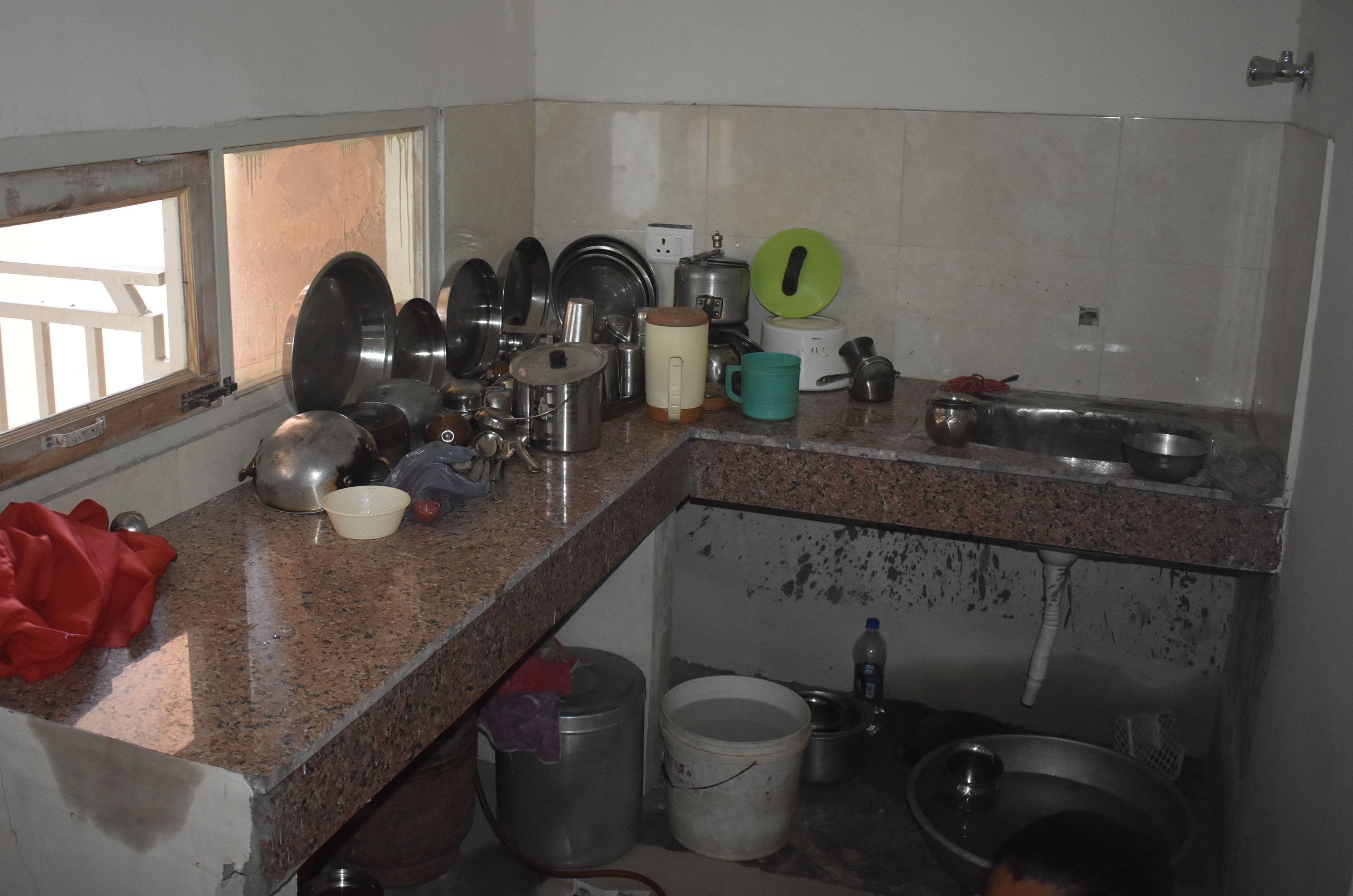 पानीपत। एक फ्लैट के अंदर रसाई में पानी की टूटी तक नहीं लगी हुई है।