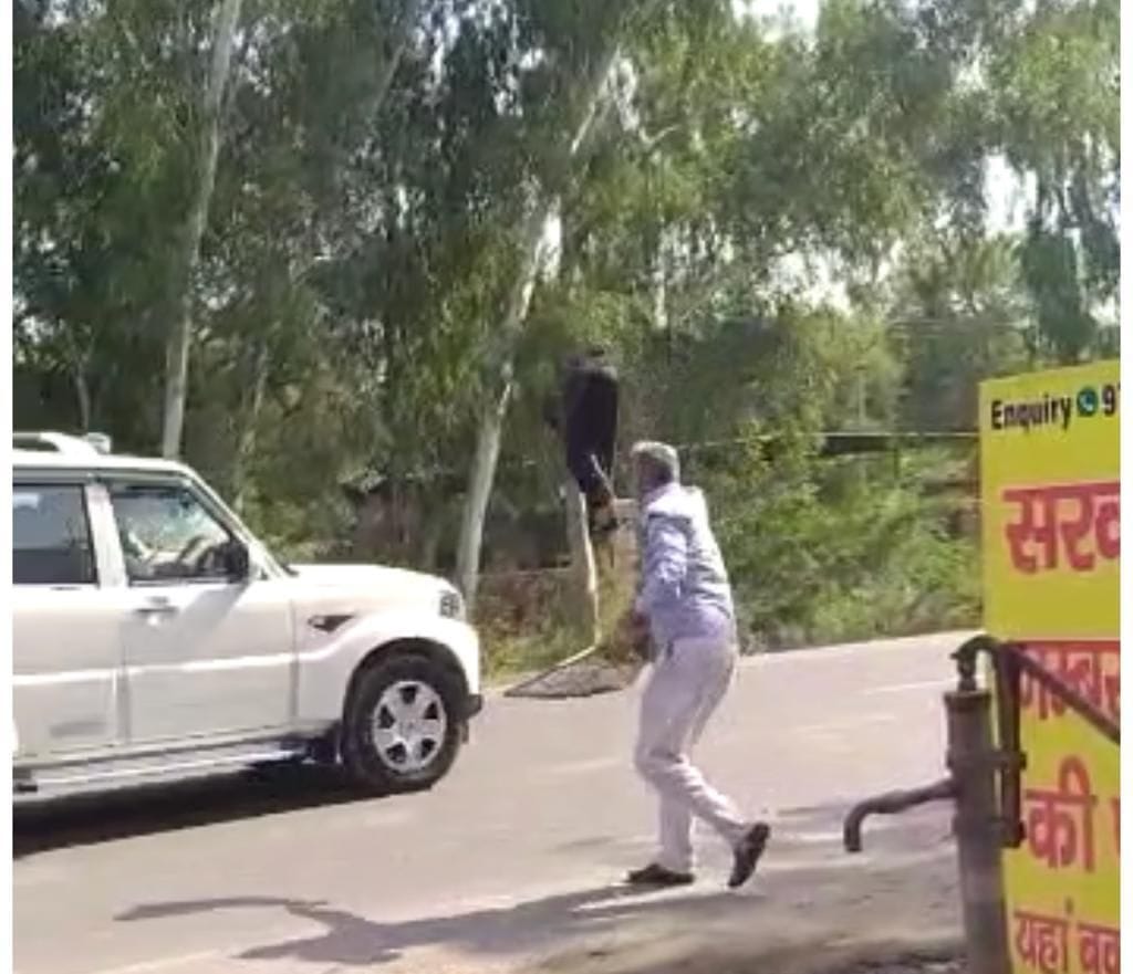 सीएम के काफिले को काले झंडे दिखाता व्यक्ति। सीएम के काफिले को काले झंडे दिखाता व्यक्ति।