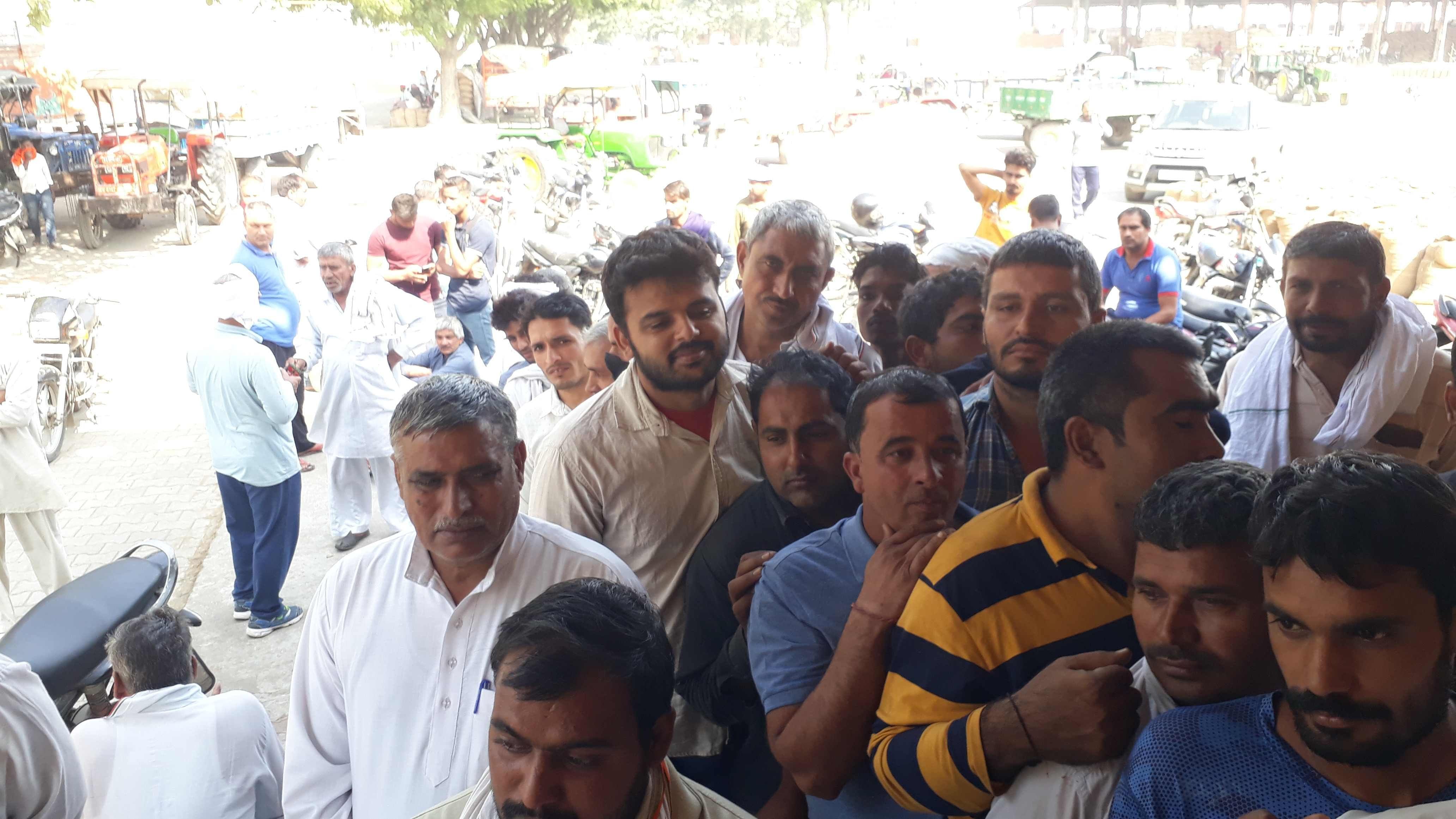 डीएपी खाद लेने के लिए केंद्र के बाहर लाइन में खड़े किसान।  संवाद