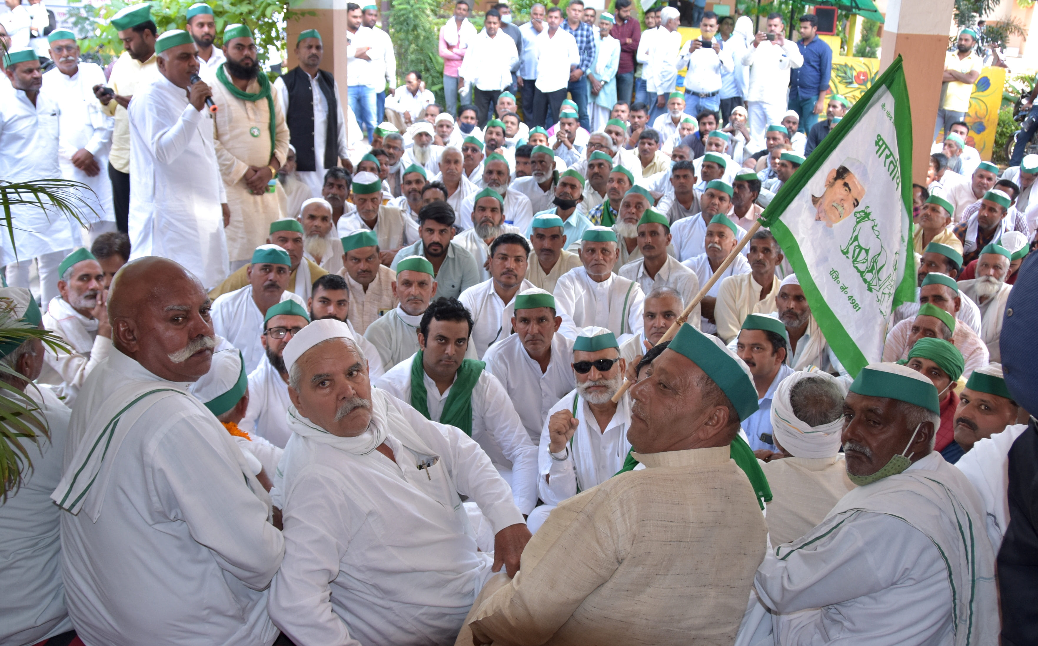 डीएम कार्यालय पर धरना प्रदर्शन करते भाकियू के किसान डीएम कार्यालय पर धरना प्रदर्शन करते भाकियू के किसान
