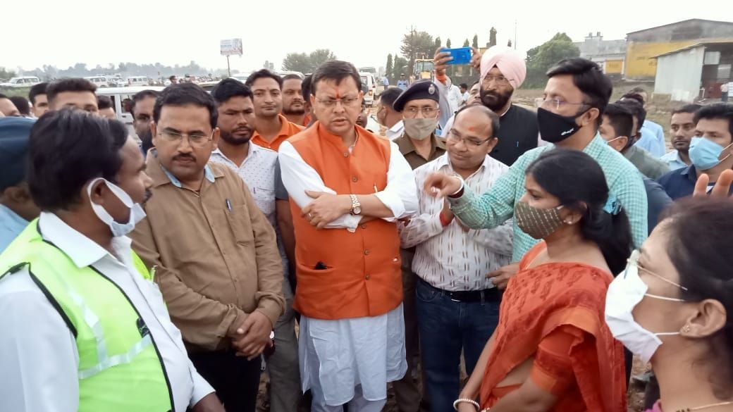 खटीमा में सितारगंज रोड पर एनएच कार्य की जानकारी लेते सीएम धामी।