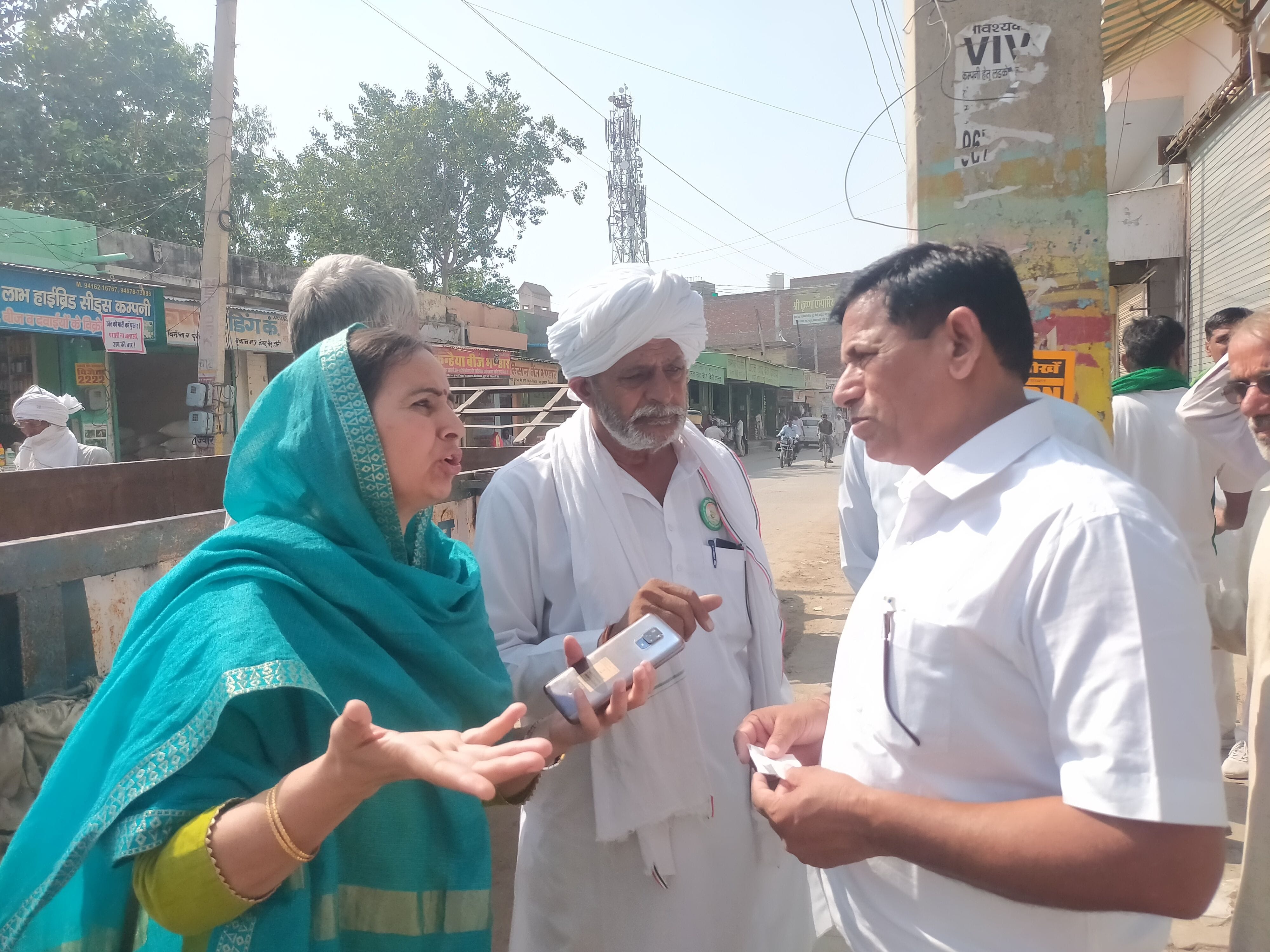 एसडीओ से बहसबाजी करती महिला किसान। एसडीओ से बहसबाजी करती महिला किसान।