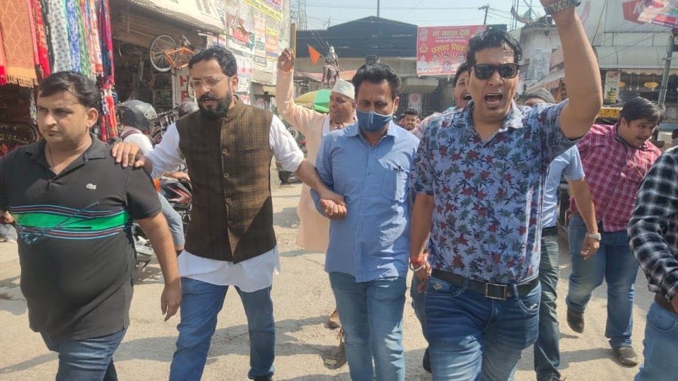 इंजीनियर को पकड़ कर कोतवाली ले जाते व्यापारी।