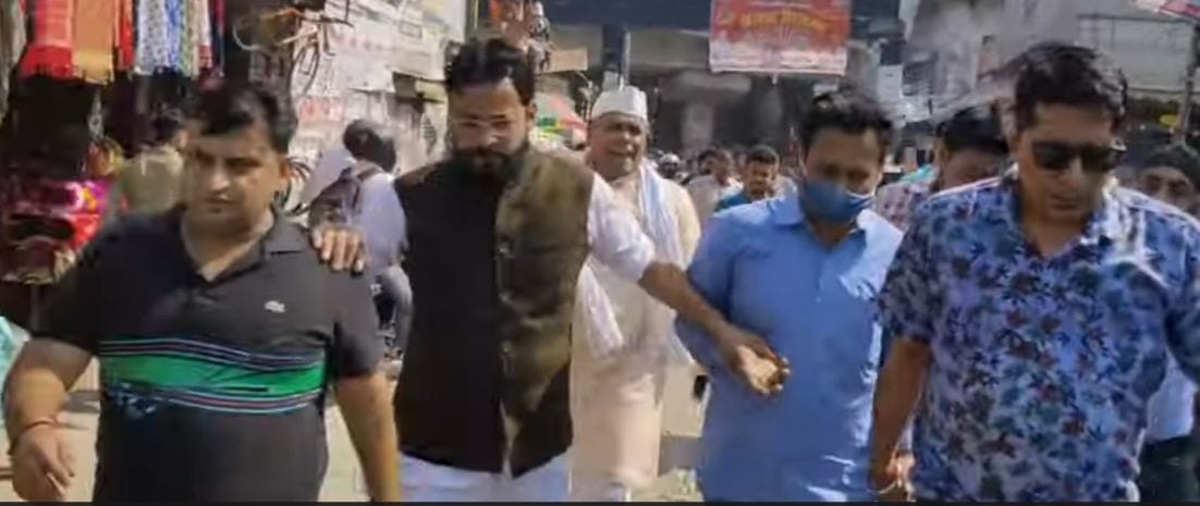 इंजीनियर को पकड़कर कोतवाली ले जाते व्यापारी।