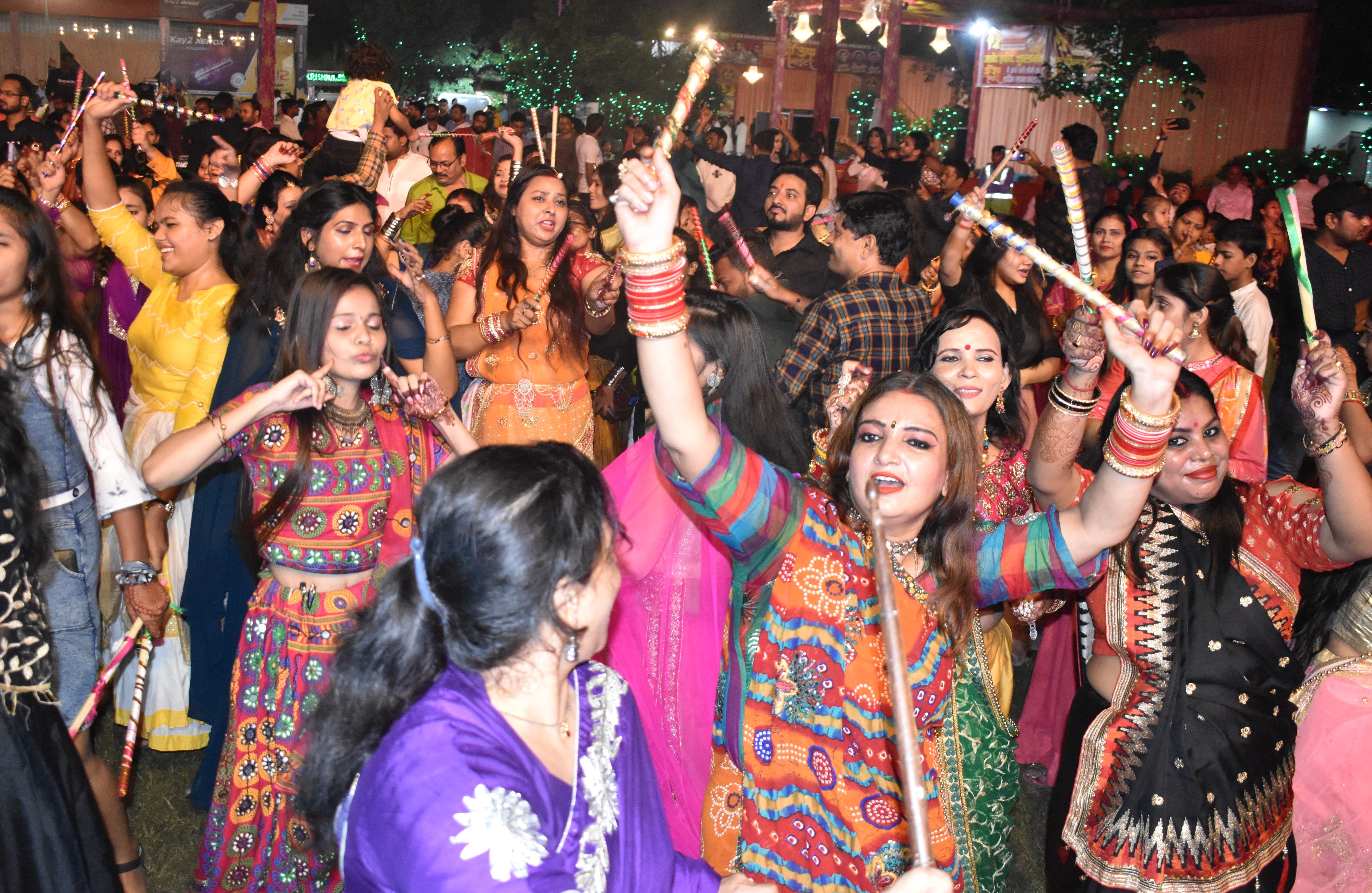 डांडिया नाइट कार्यक्रम में नृत्य करतीं महिलाएं व युवतियां। संवाद