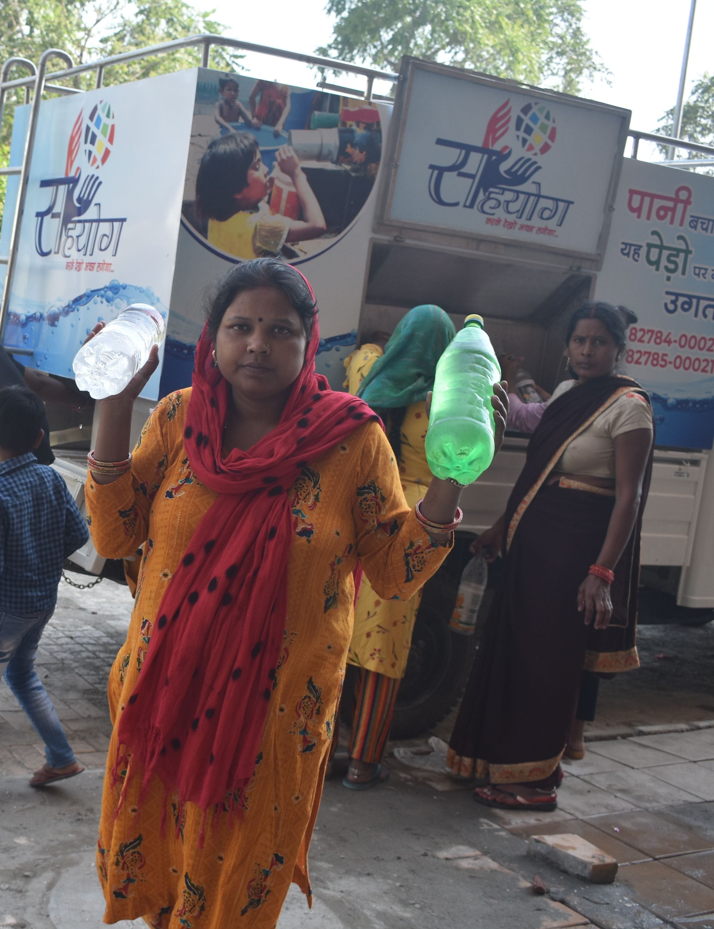 पानीपत। सहयोग संस्था द्वारा भेजी गई पानी की वाहन से पानी भर गर लेकर जाते हुए।