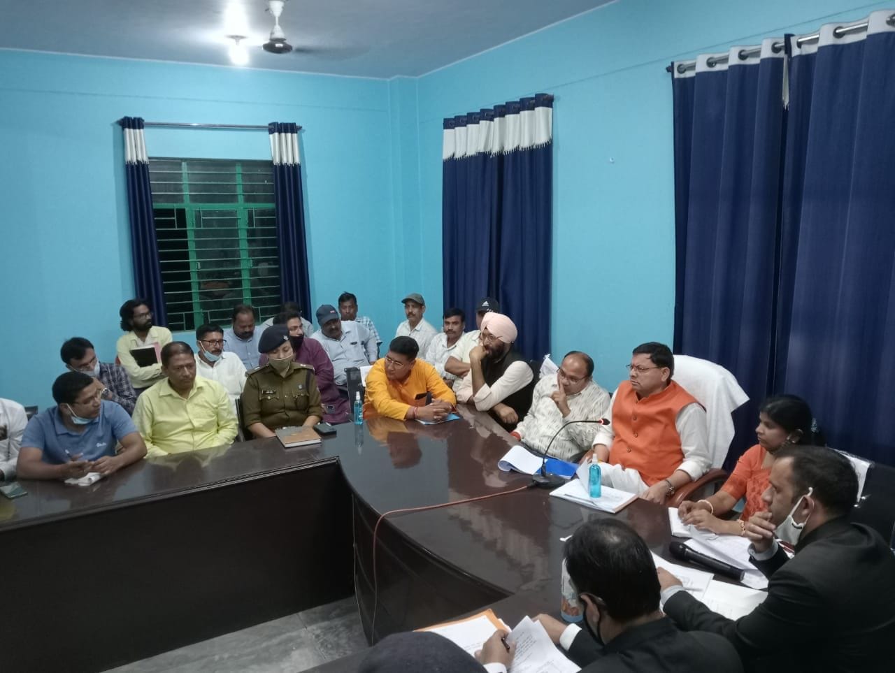 खटीमा में तहसील सभागार में अधिकारियों के साथ विकास कार्यो की समीक्षा करते सीएम धामी।