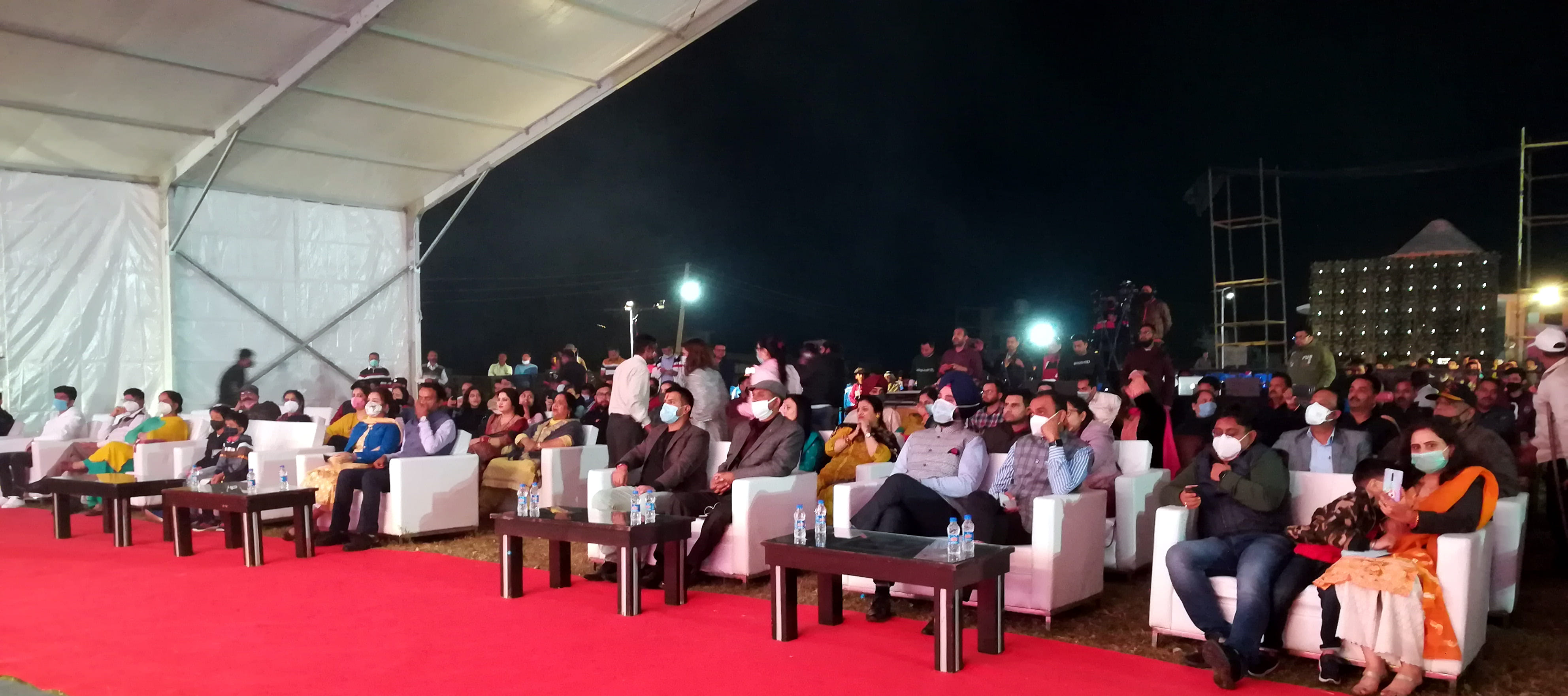 भजन संध्या में ज्जोती प्रजलित करते मुख्य अतिथि व भजन का गुनगान करती रिख शर्मा