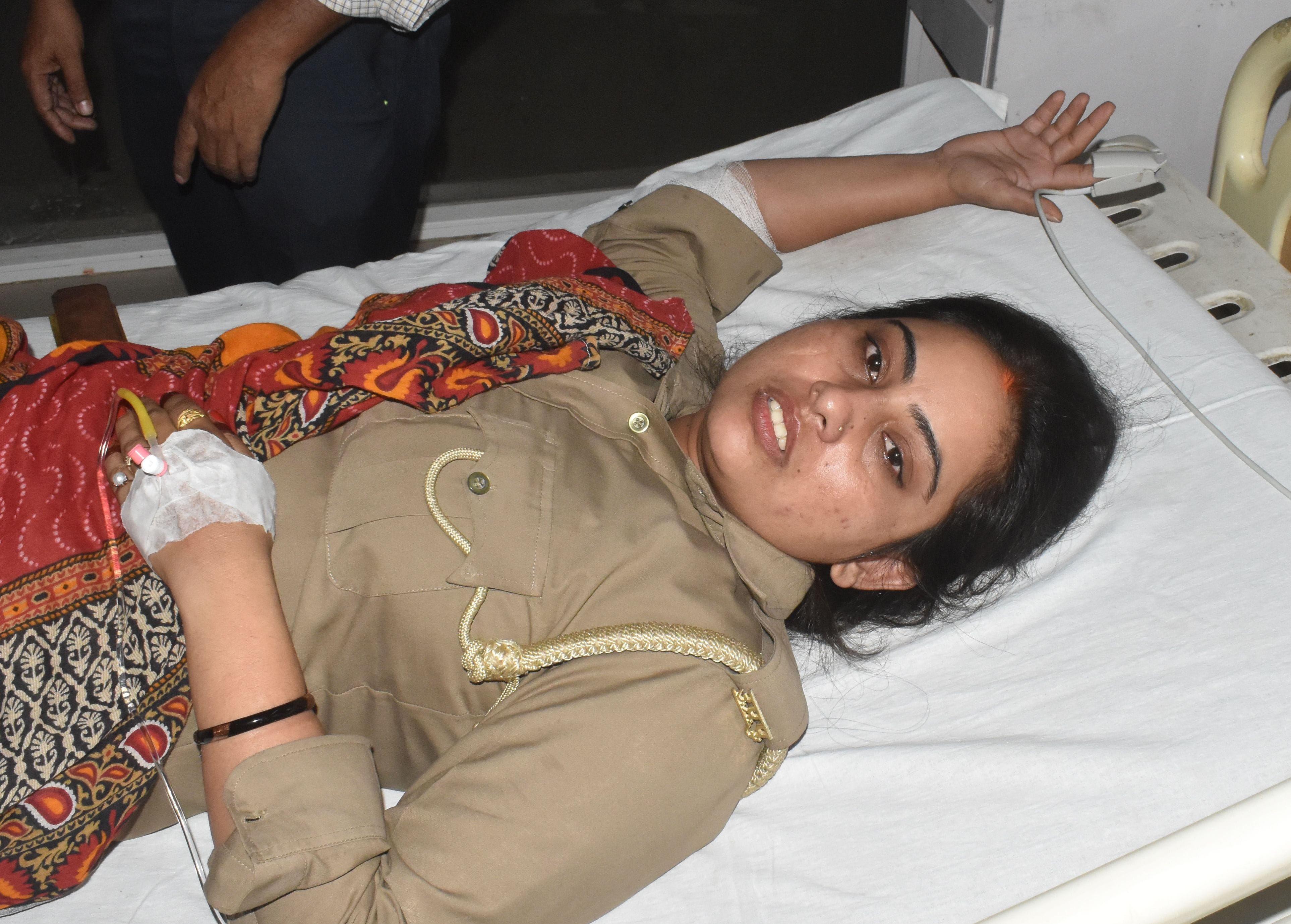 जिला अस्पताल में भर्ती हादसे में घायल महिला सिपाही प्रतिभा। संवाद