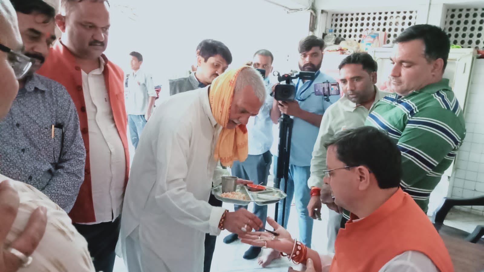 खटीमा में पीलीभीत रोड़ स्थित हनुमान मंदिर में प्रसाद ग्रहण करते सीएम धामी।