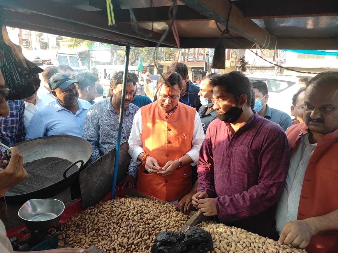 खटीमा में सितारगंज रोड पर मूंगफली के ठेले में मूंगफली का स्वाद लेते सीएम धामी।