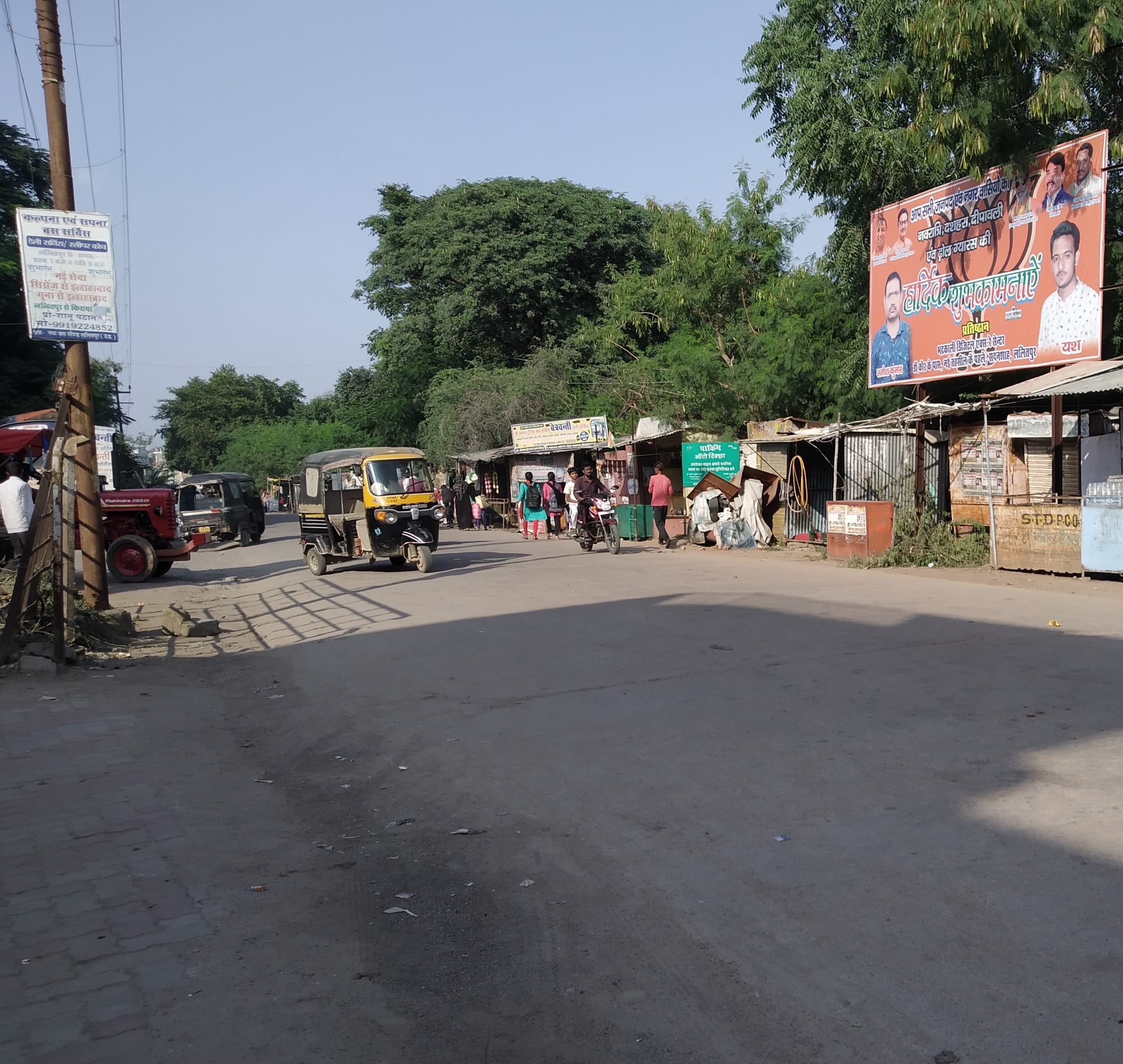 पेट्रोल पंप के सामने लगी दुकानें